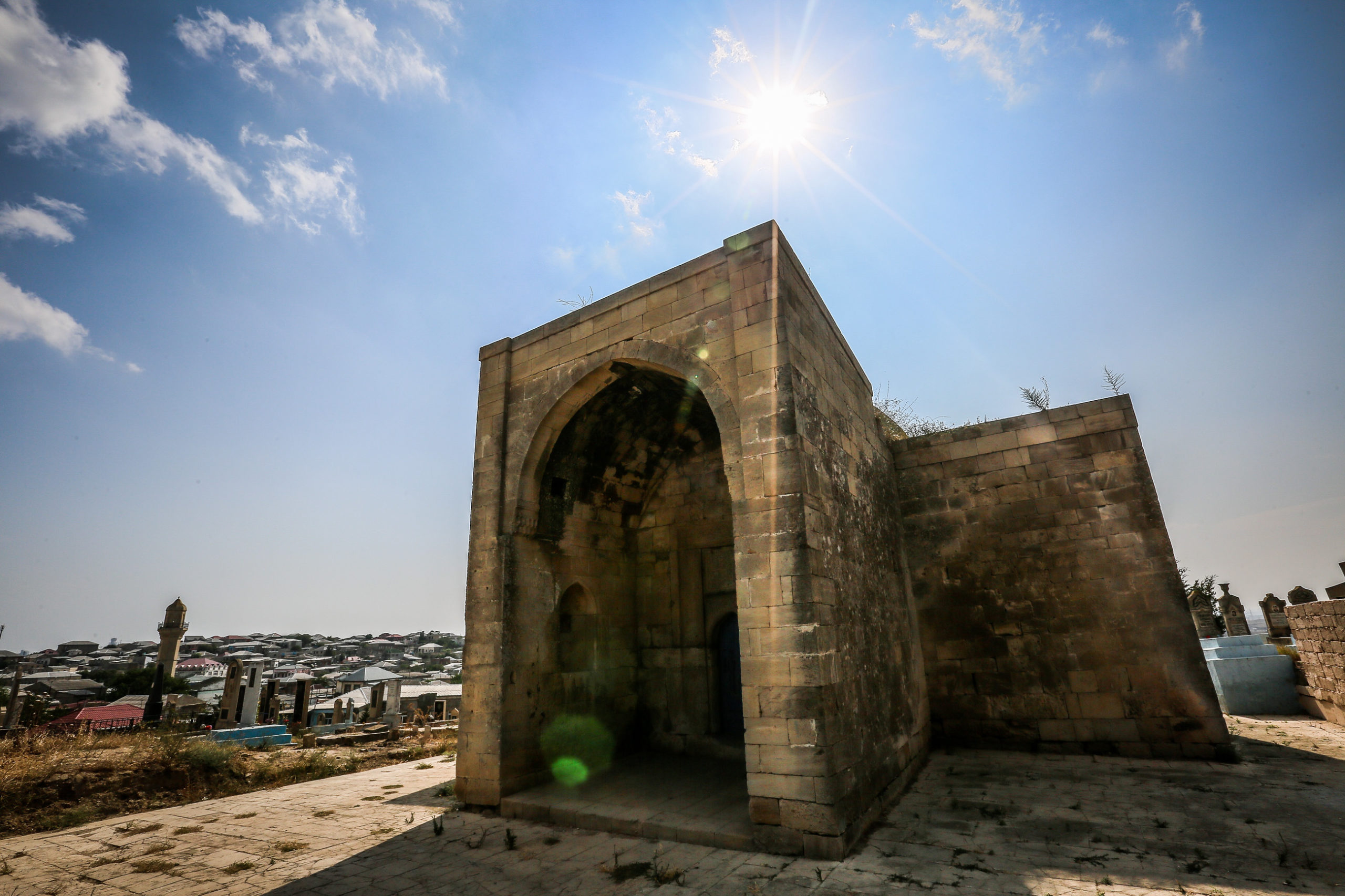 1427-ci ildə tikilmiş Şarirağa türbəsinin ümumi görünüşü. Türbə, Balaxanı qəbirstanlığının mərkəzində yerləşir