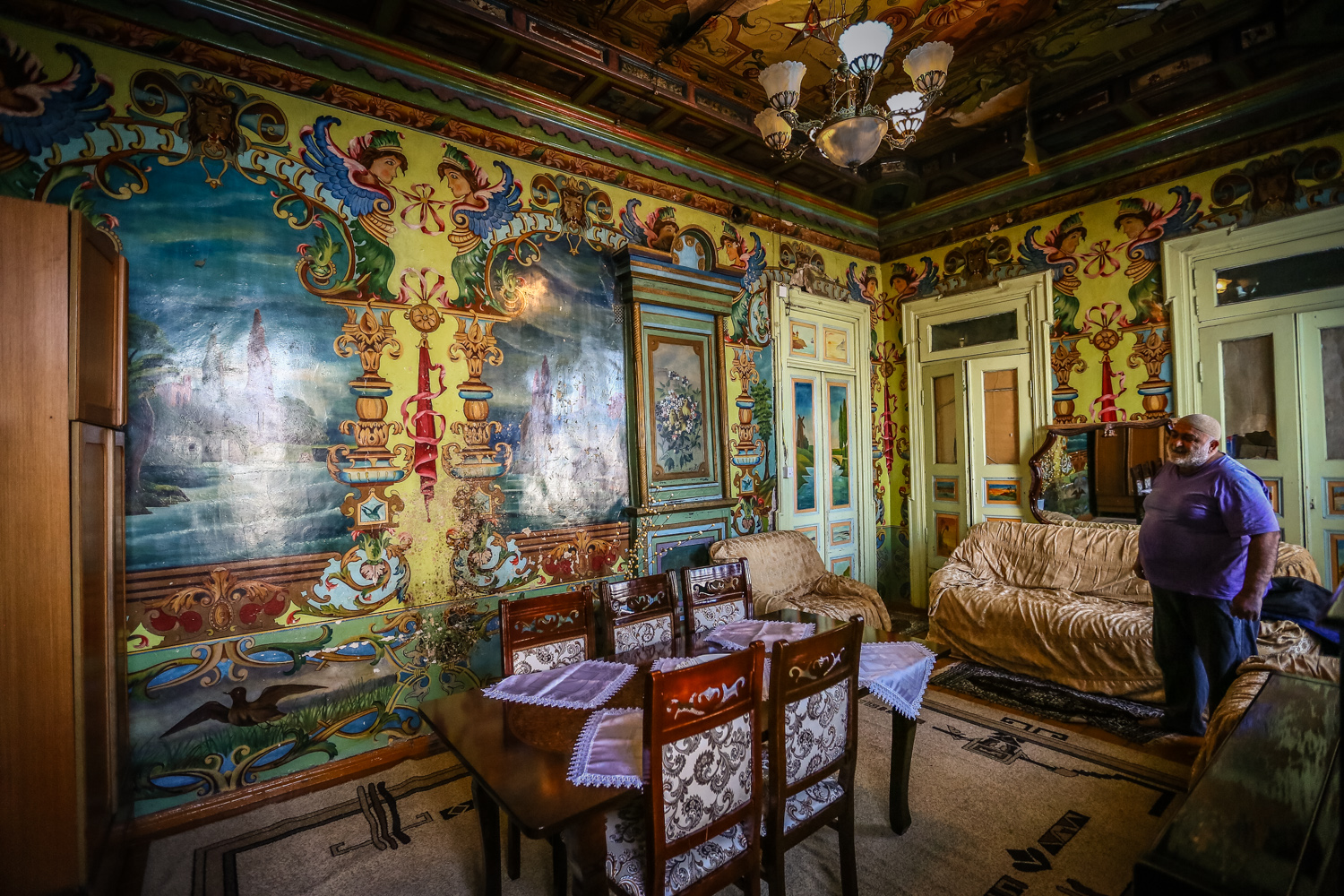 1913-cü ildə tikilən evin qonaq otağında rəsmlər hələ də öz keyfiyyətini itirməyib