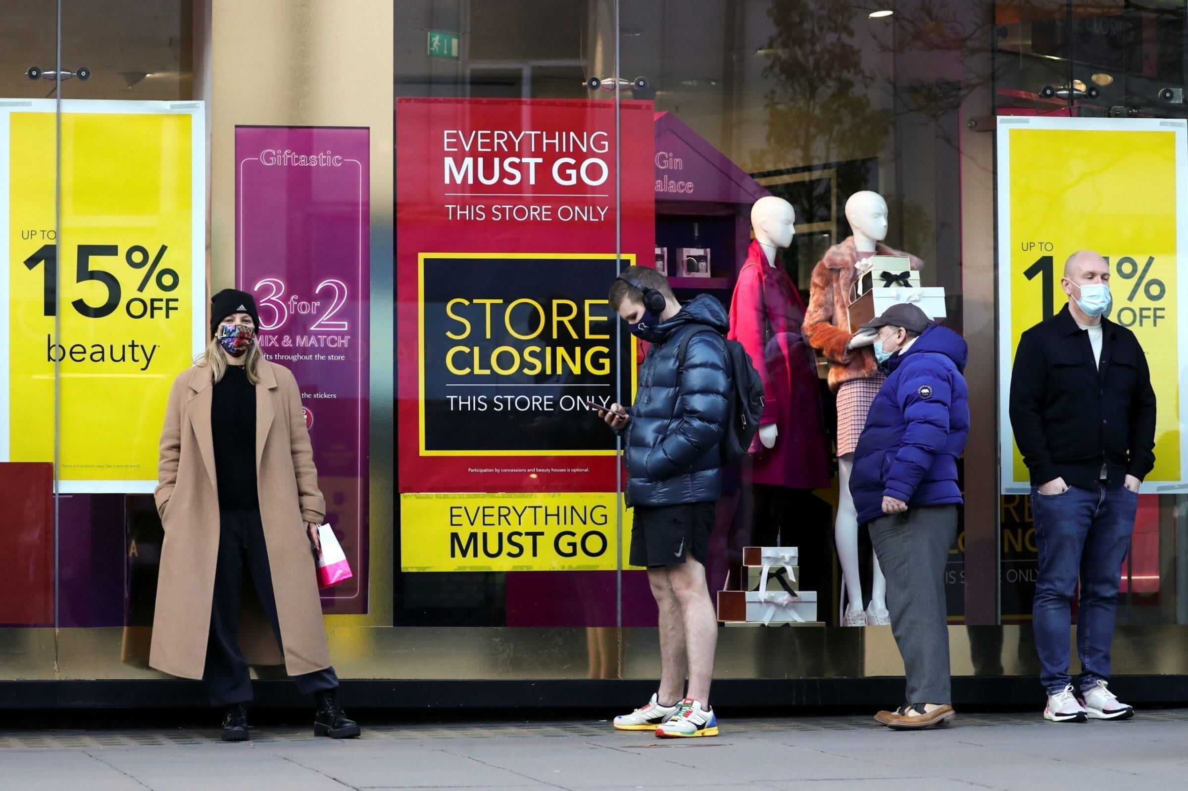 2020-12-05T133450Z_1404528708_RC21HK91DUOG_RTRMADP_3_HEALTH-CORONAVIRUS-BRITAIN-CHRISTMAS-RETAIL.JPG