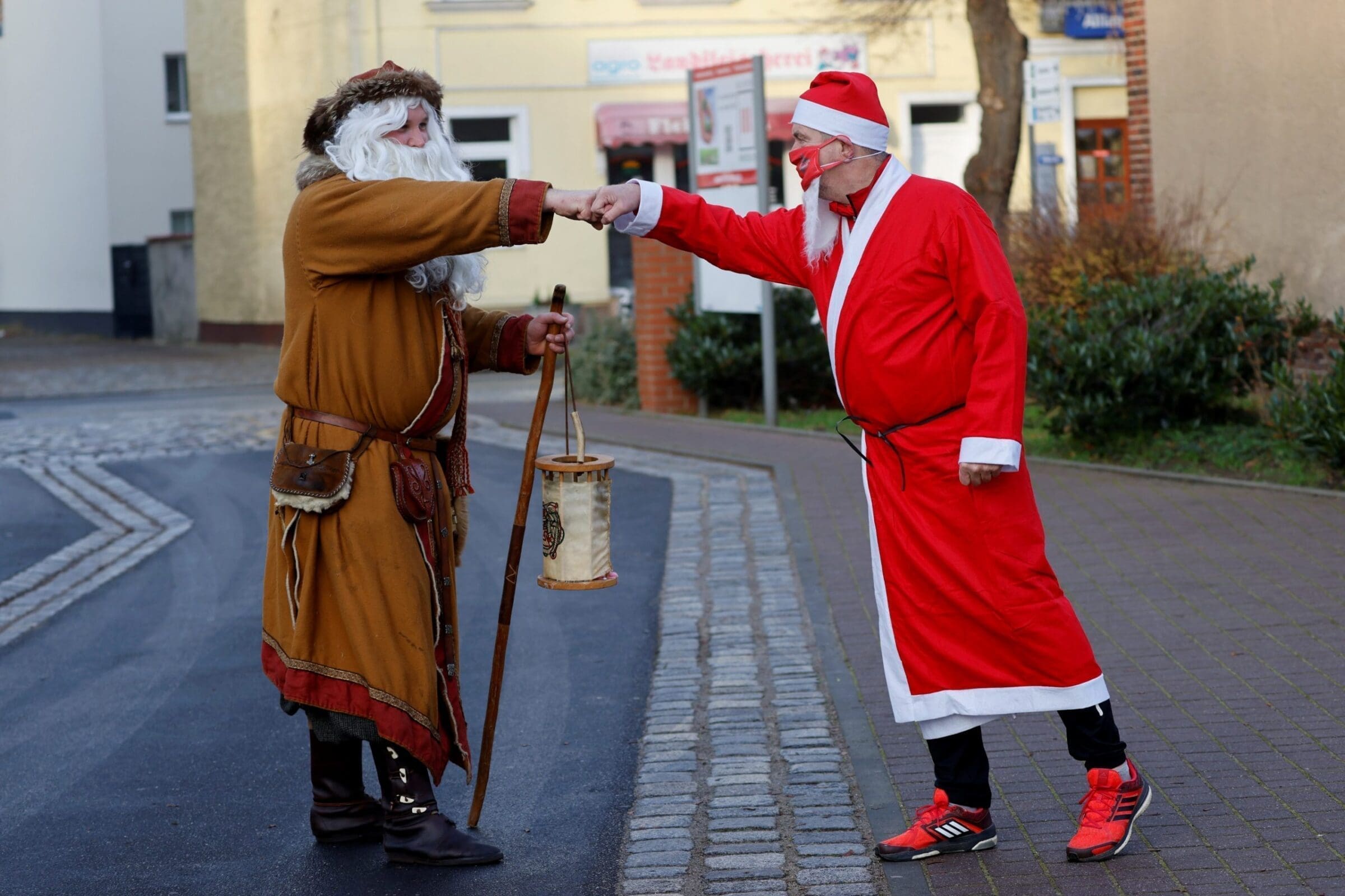 2020-12-06T103112Z_1399439959_RC2MHK91SMA0_RTRMADP_3_CHRISTMAS-SEASON-GERMANY.JPG