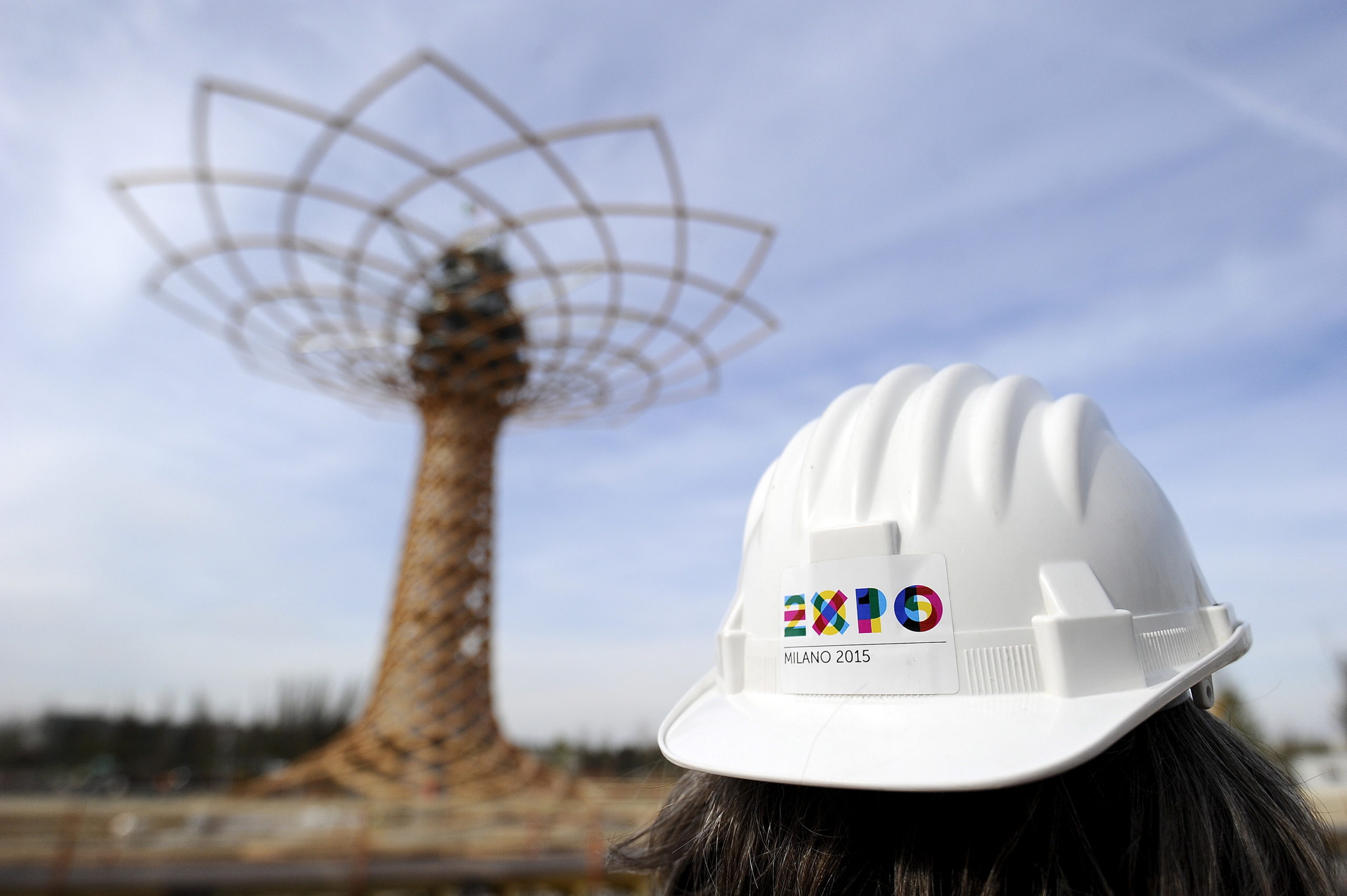 A worker stands next to the 37-meter “The Tree of Life” at the Expo 2015 work site near Milan, 3 April 2015 (REUTERS/ Giorgio Perottino)