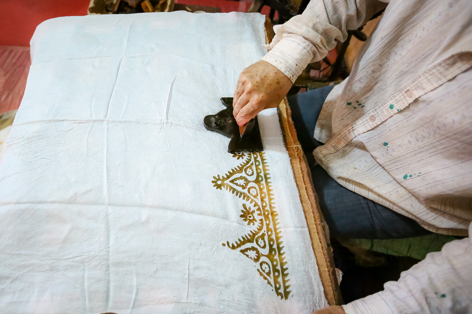 Abbasəli yeni hazırlanacaq kəlağayıya naxışlar vurur