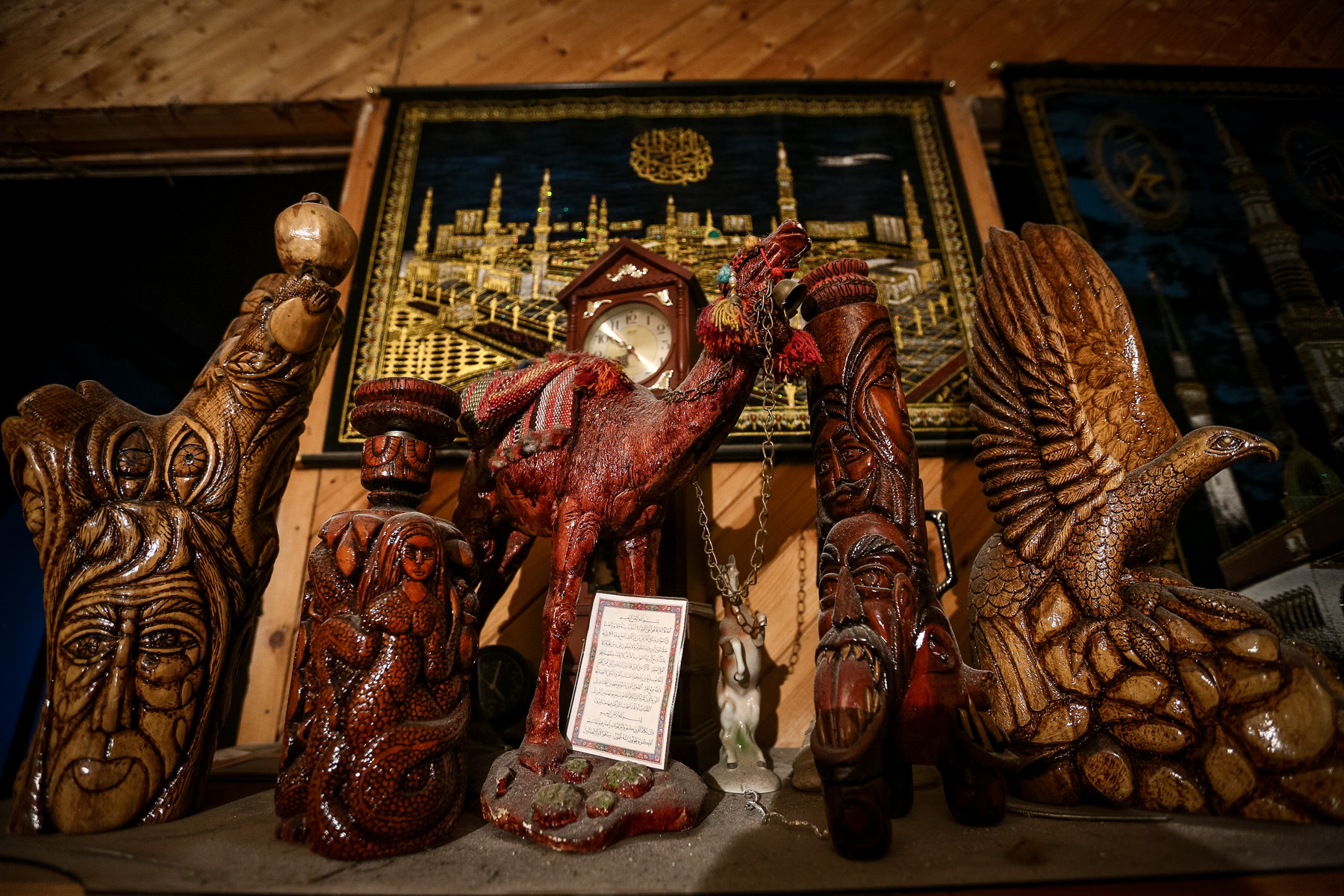 Ağaclardan hazırladığı müxtəlif növlü fiqurlar