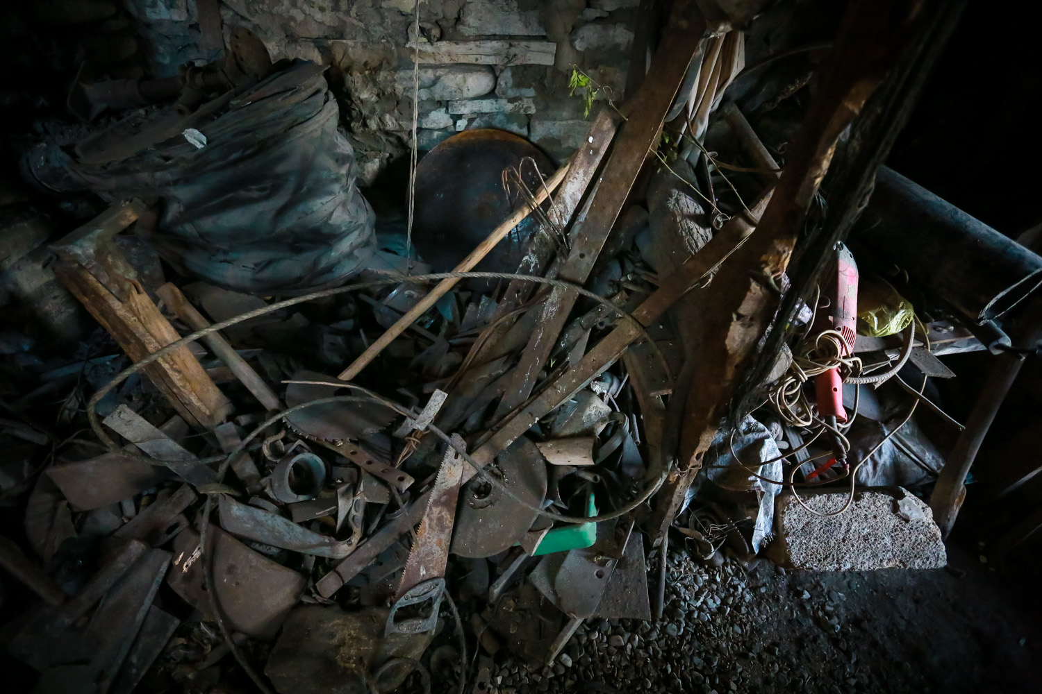 Ağahüseyn ustanın müxtəlif yerlərdən topladığı dəmir parçalar