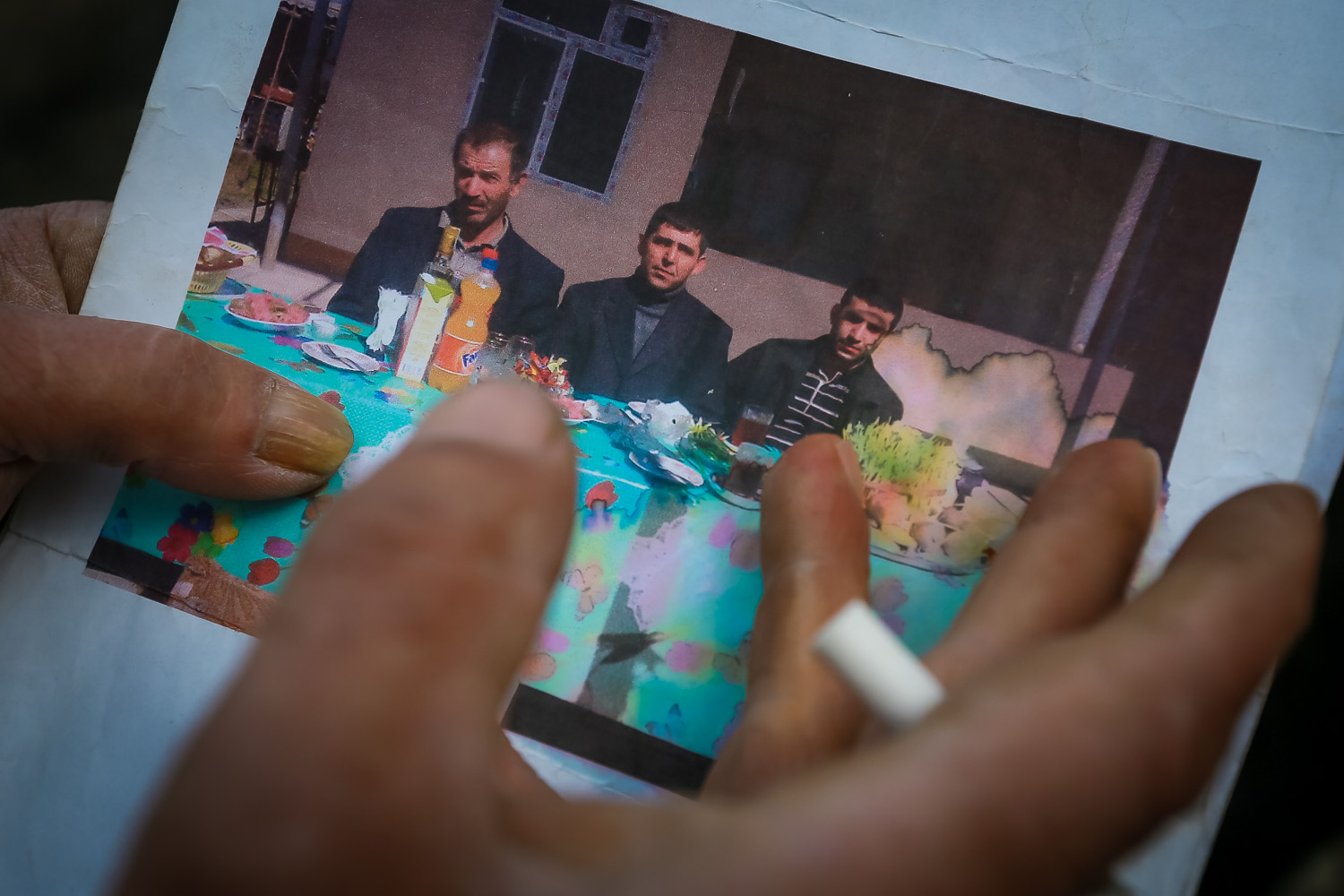 Ağahüseyn ustanın yanına gəlmiş xarici qonaqlarla foto şəkili