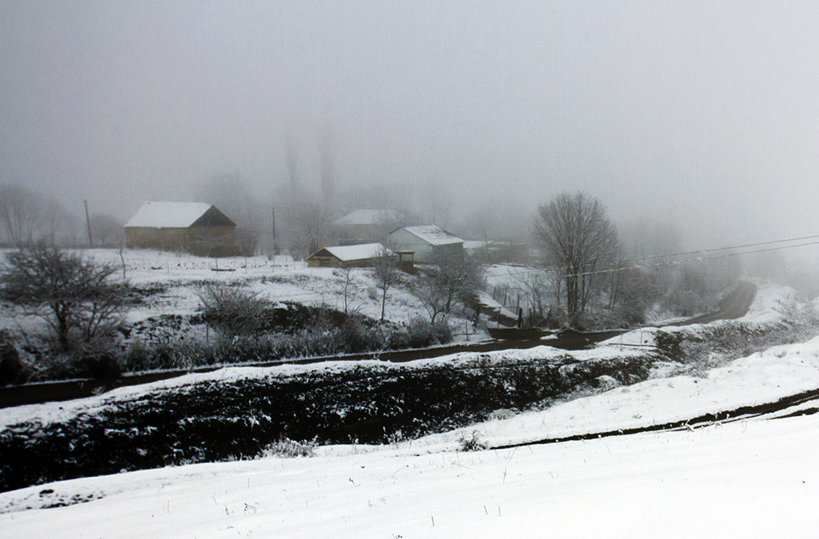 Ağdam kəndində insanlar qarlı qış günlərini daha çox isti sobanın kənarında keçirirlər