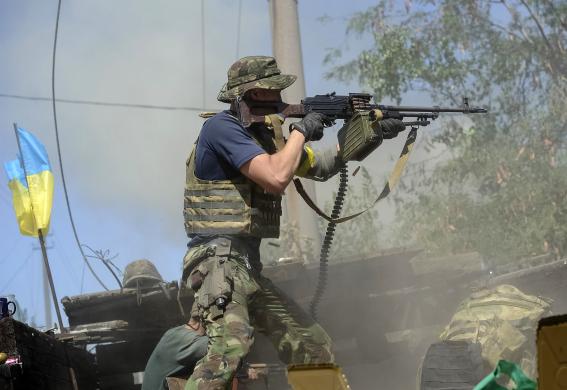 An Ukrainian serviceman shoots during fighting with pro-Russian separatists in the eastern Ukrainian town of Ilovaysk August 26, 2014. REUTERS/Maks Levin