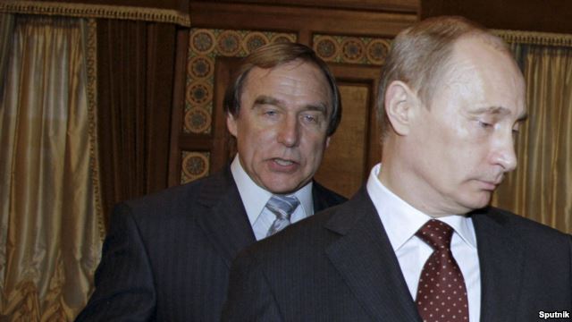 Arxiv fotosu: Vladimir Putinin arxasında onun dostu Sergei Roldugin, 2009-cu il