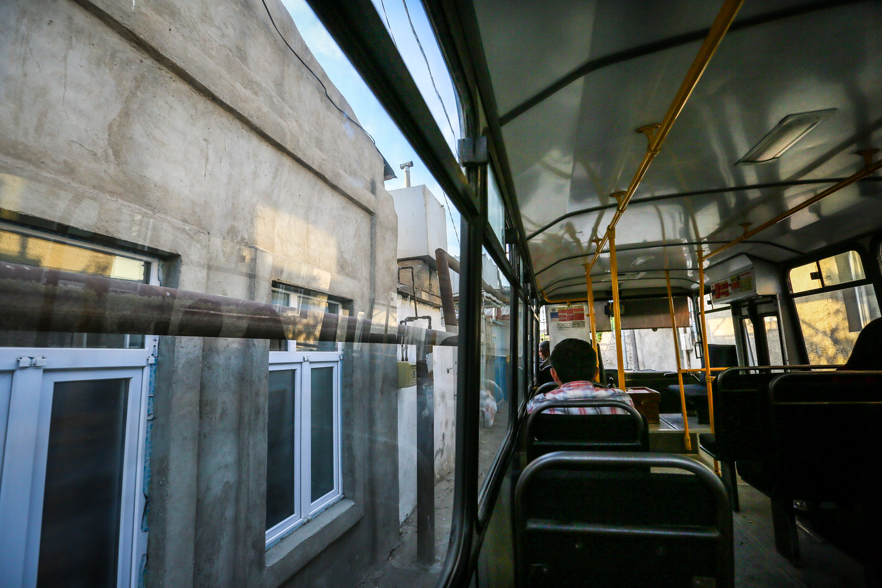 Avtobus sıx yollar və dalanlarla Bakının Əmircan kəndinə gedir.