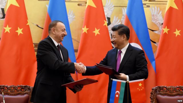 Azərbaycan və Çin prezidentləri İlham Əliytev (solda) və Xi Jinping, Pekin 10 dekabr 2015