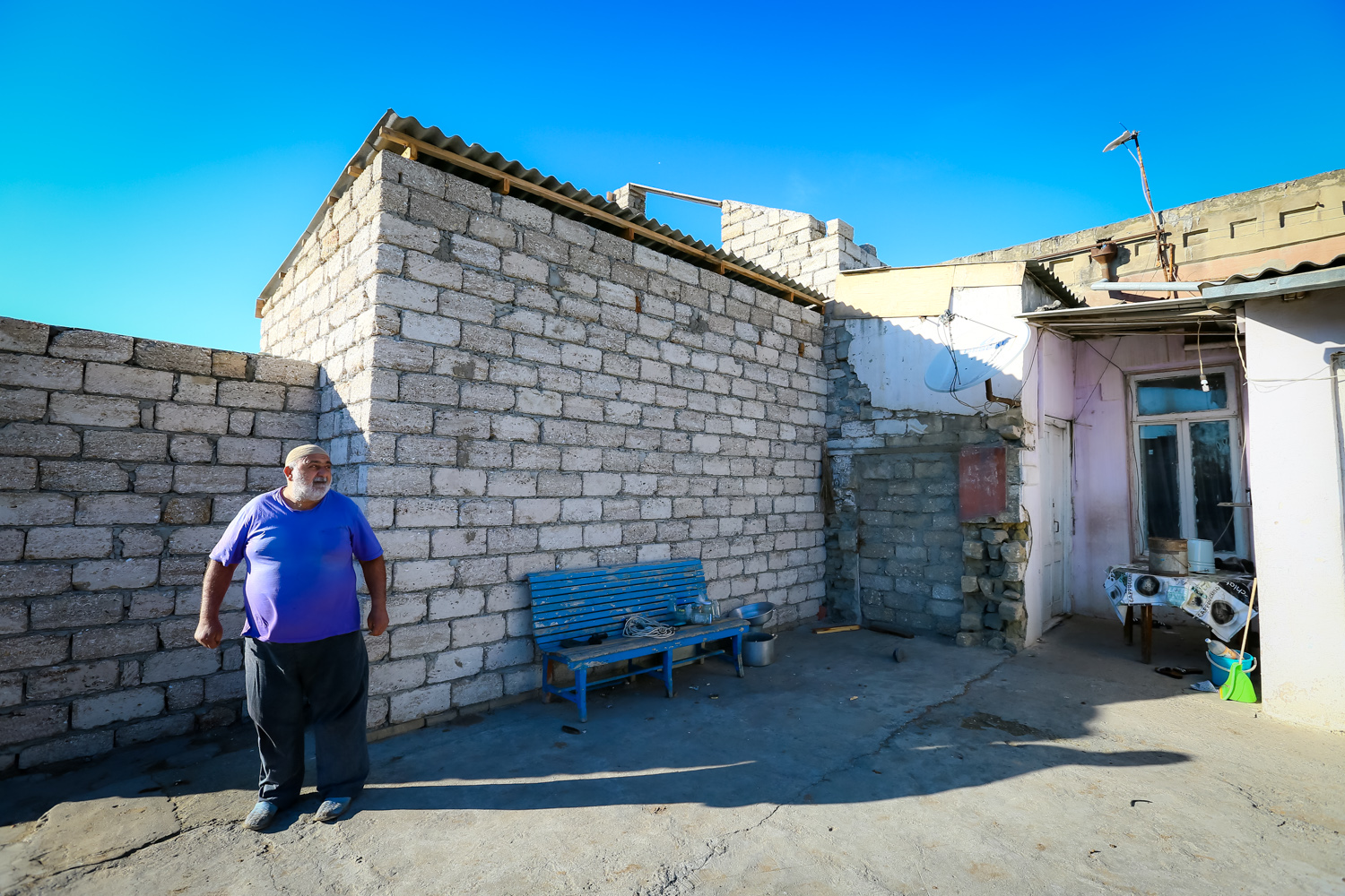 Babasının tikdirdiyi evə Üzeyir dayı müəyyən artırmalar edib