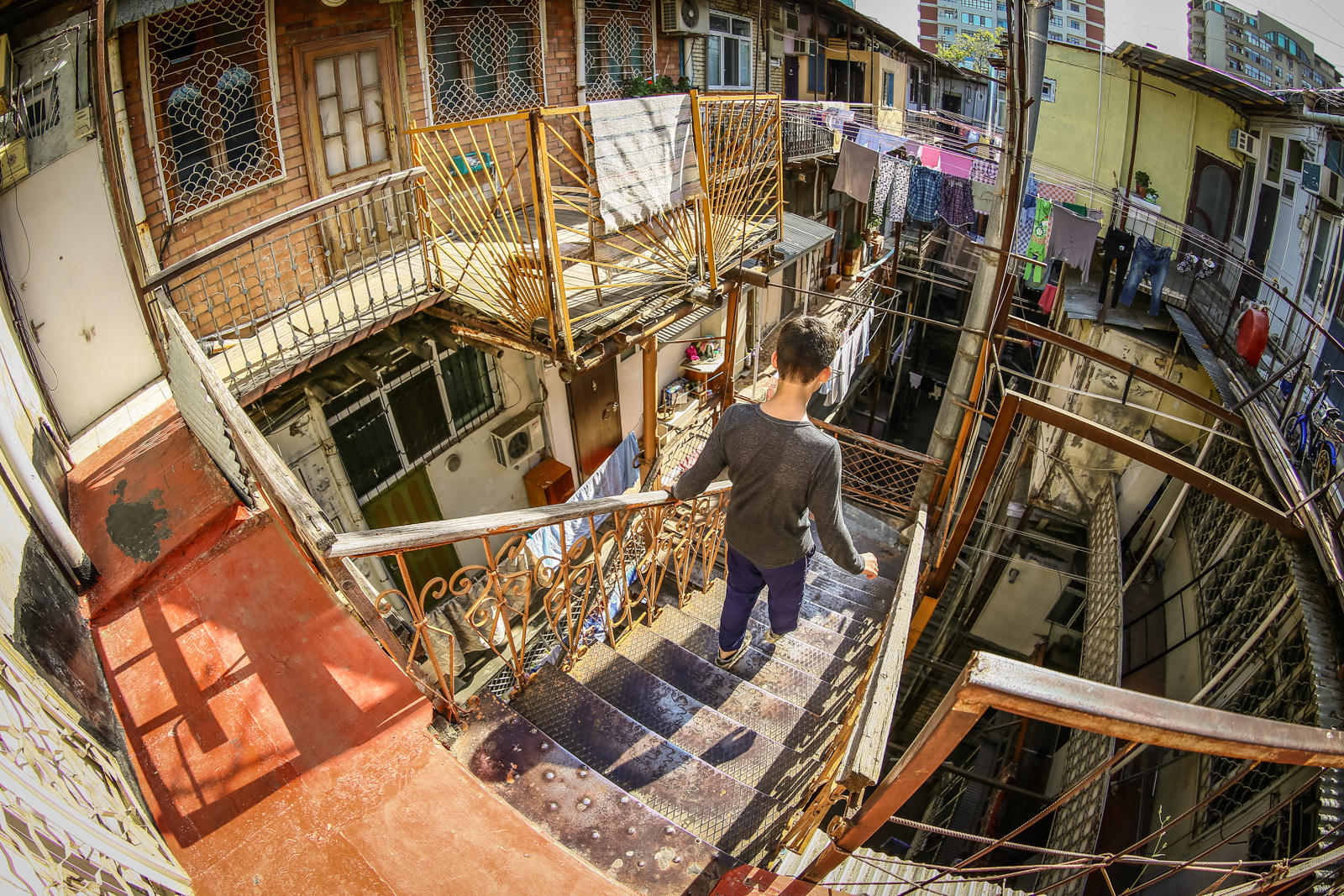 Bakıda nə qədər hündür mərtəbəli binalar tikilsə də, yeni yollar salınsa da, istənilən küçəsində köhnə Bakını görmək mümkündür