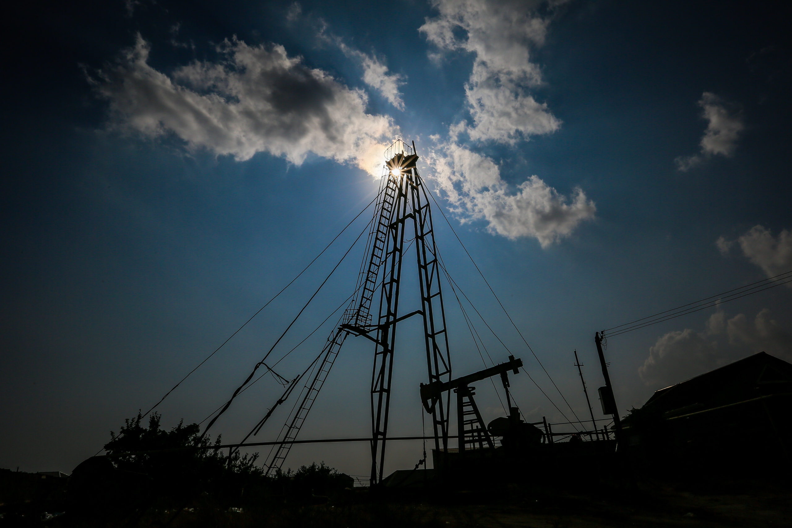 Balaxanı həm də neft mancanağı ilə doludur. Bir çoxu isə istismarını dayandırıb