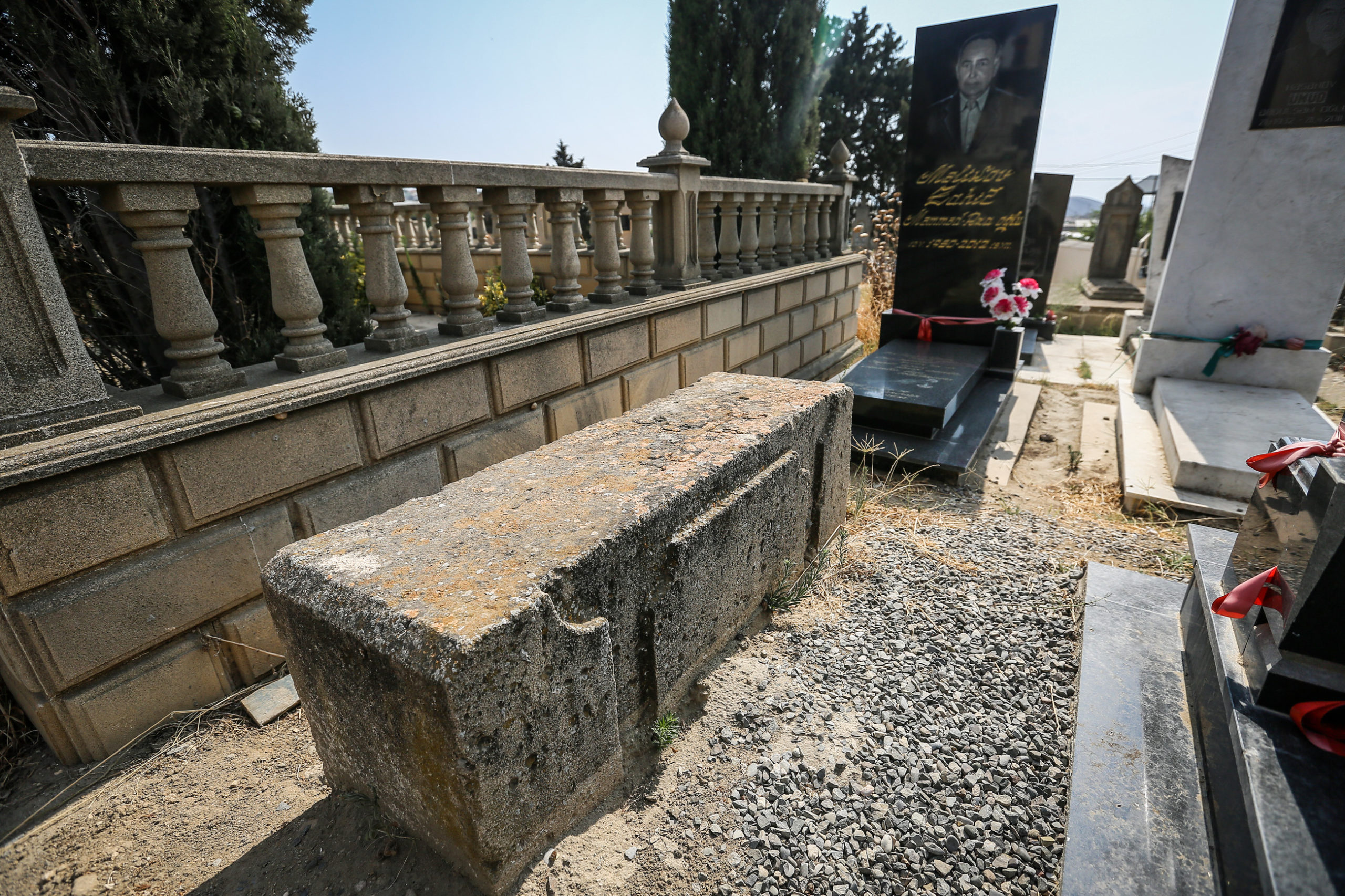 Balaxanı kəndinin tarixini qorumaq məqsədi ilə kənd sakinləri qədim qəbirləri qoruyub saxlayırlar