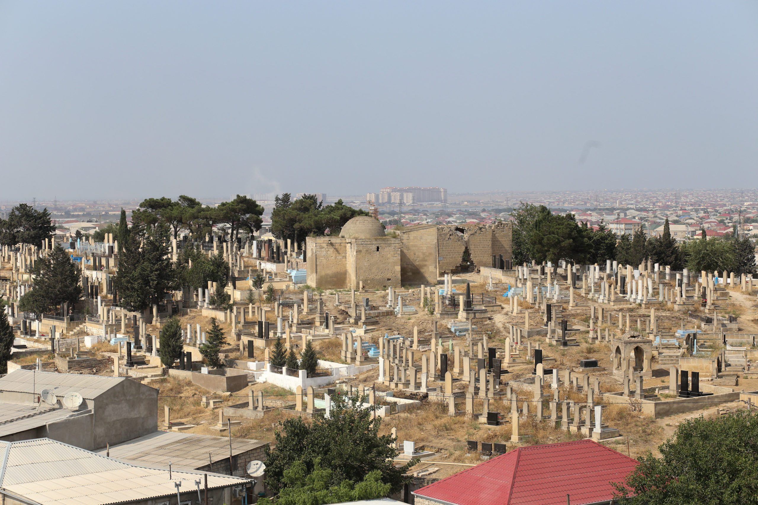 Balaxanı məzarlığının  hündürlükdən görünən hissəsi