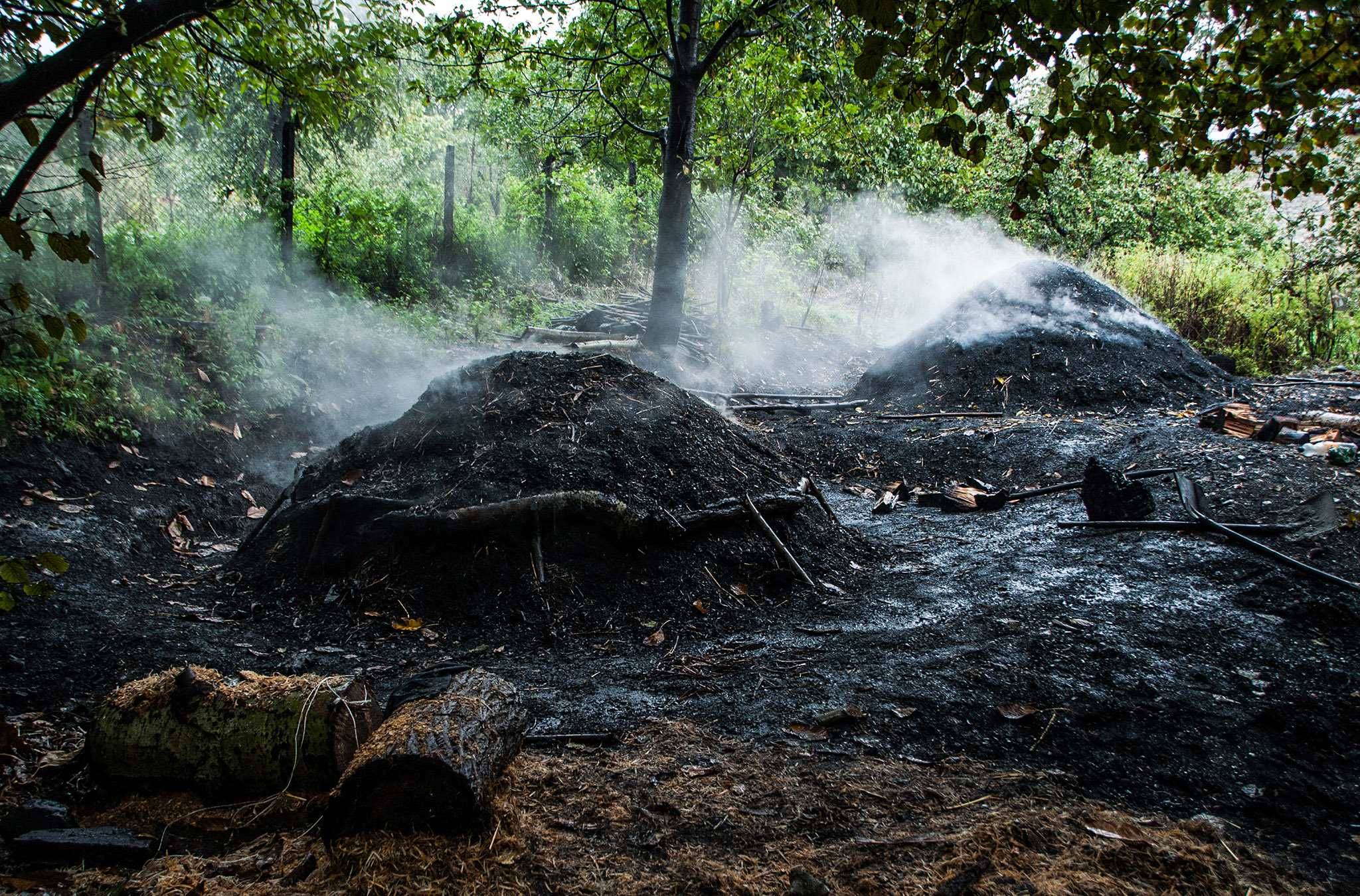 Basmaya yığılmış odunlar 12 gün ərzində yavaş-yavaş  yanaraq kömürə çevirilir