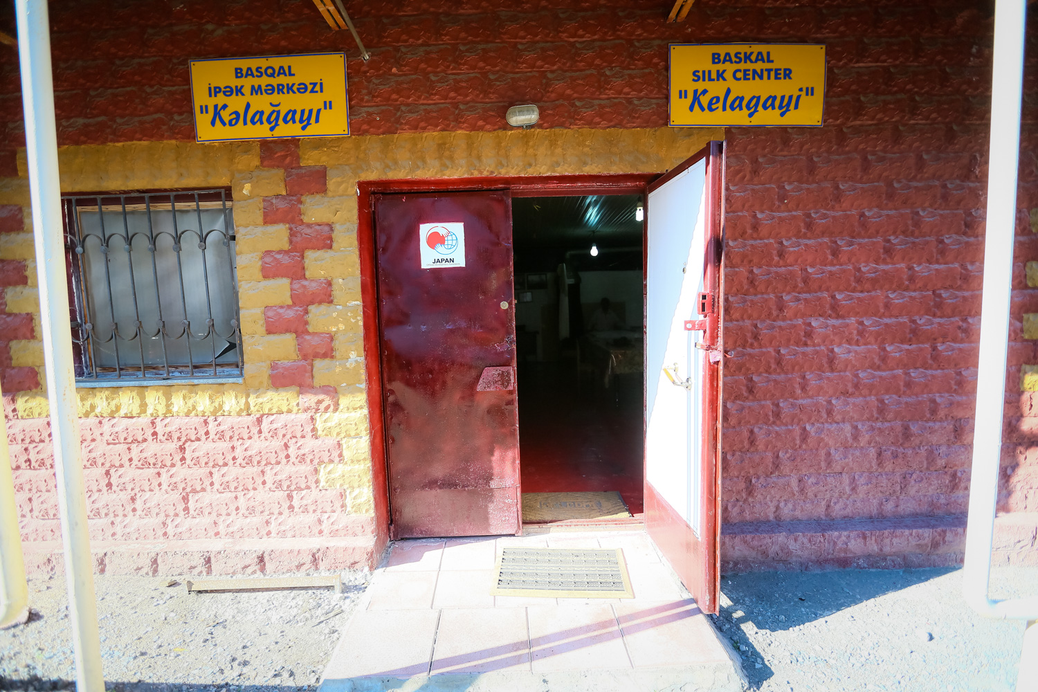 Basqalda kəlağayı sexi bağlandıqdan sonra bir neçə kənd adamı kiçik sex yaradaraq kəlağıyını istehsal etməyə başlayıblar