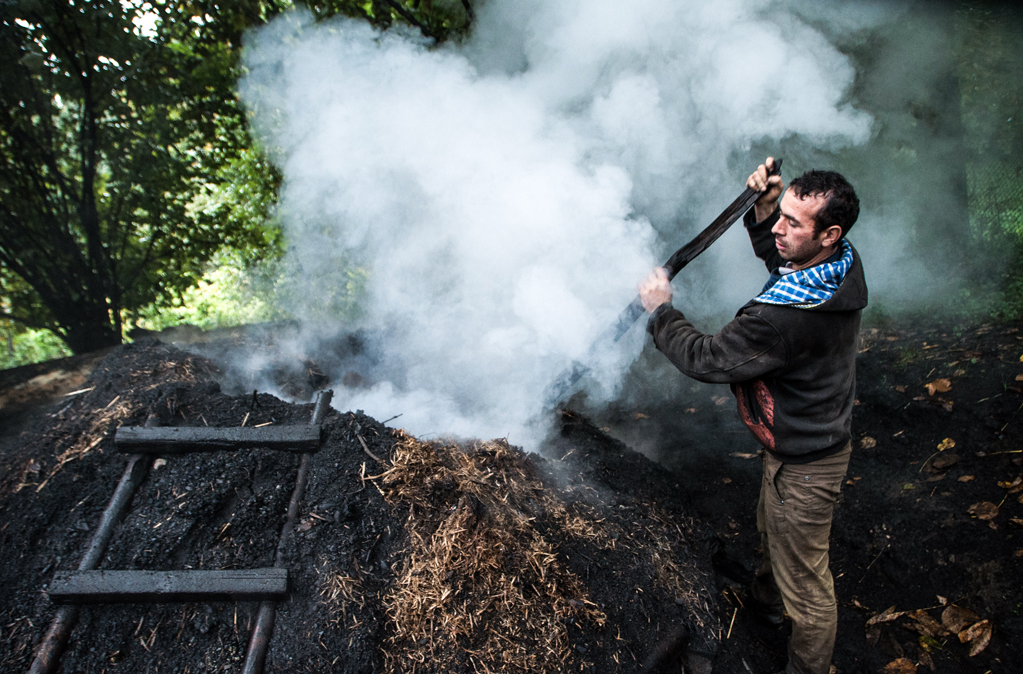 Bəzən basmanın ağzını açıb, odunları çevirmək lazım gəlir
