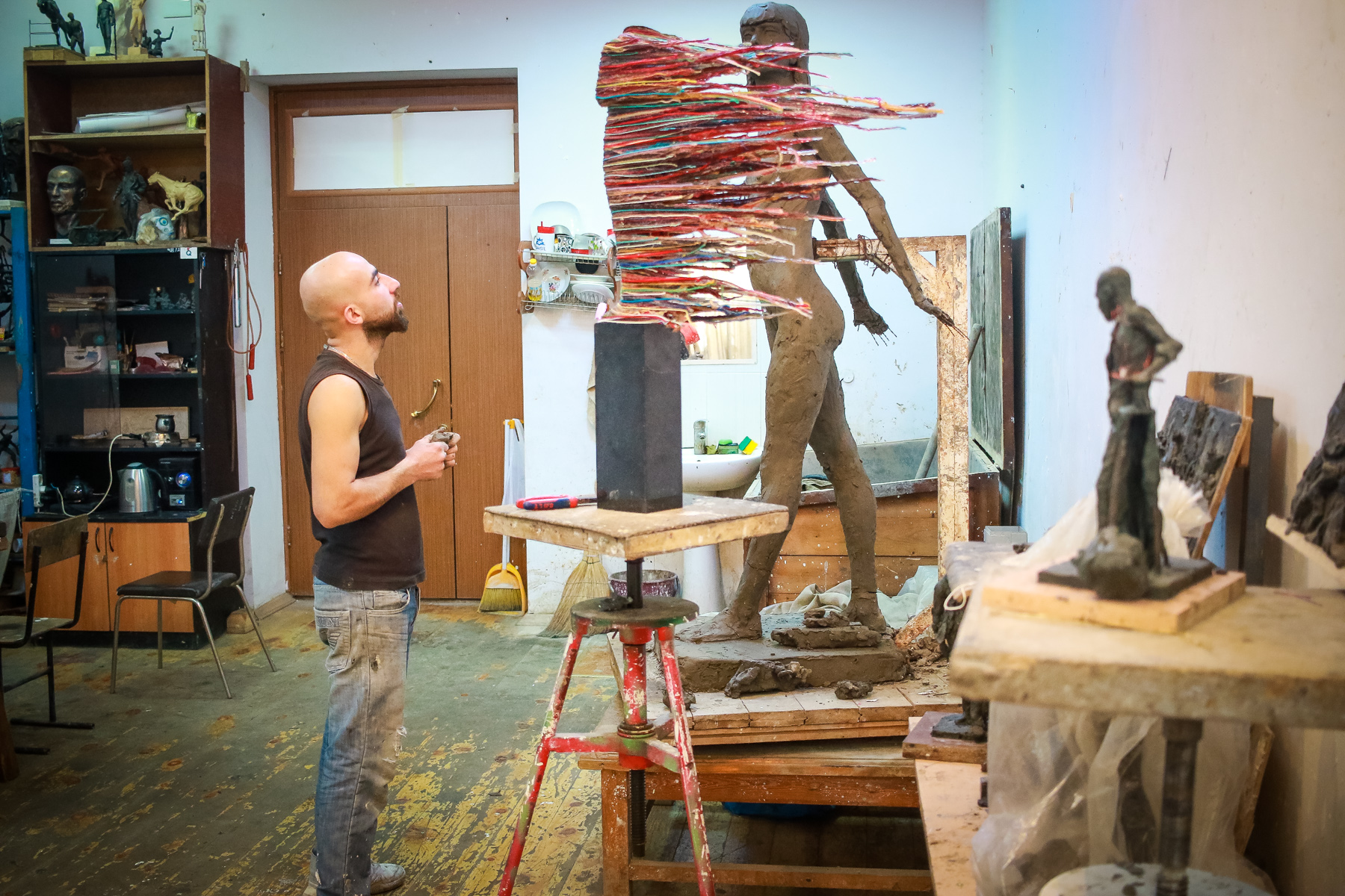 ”Bəzən bir heykəli hazırladıqdan sonra həmin işi saxlayıb, başqa heykəl hazırlamağa başlayıram”