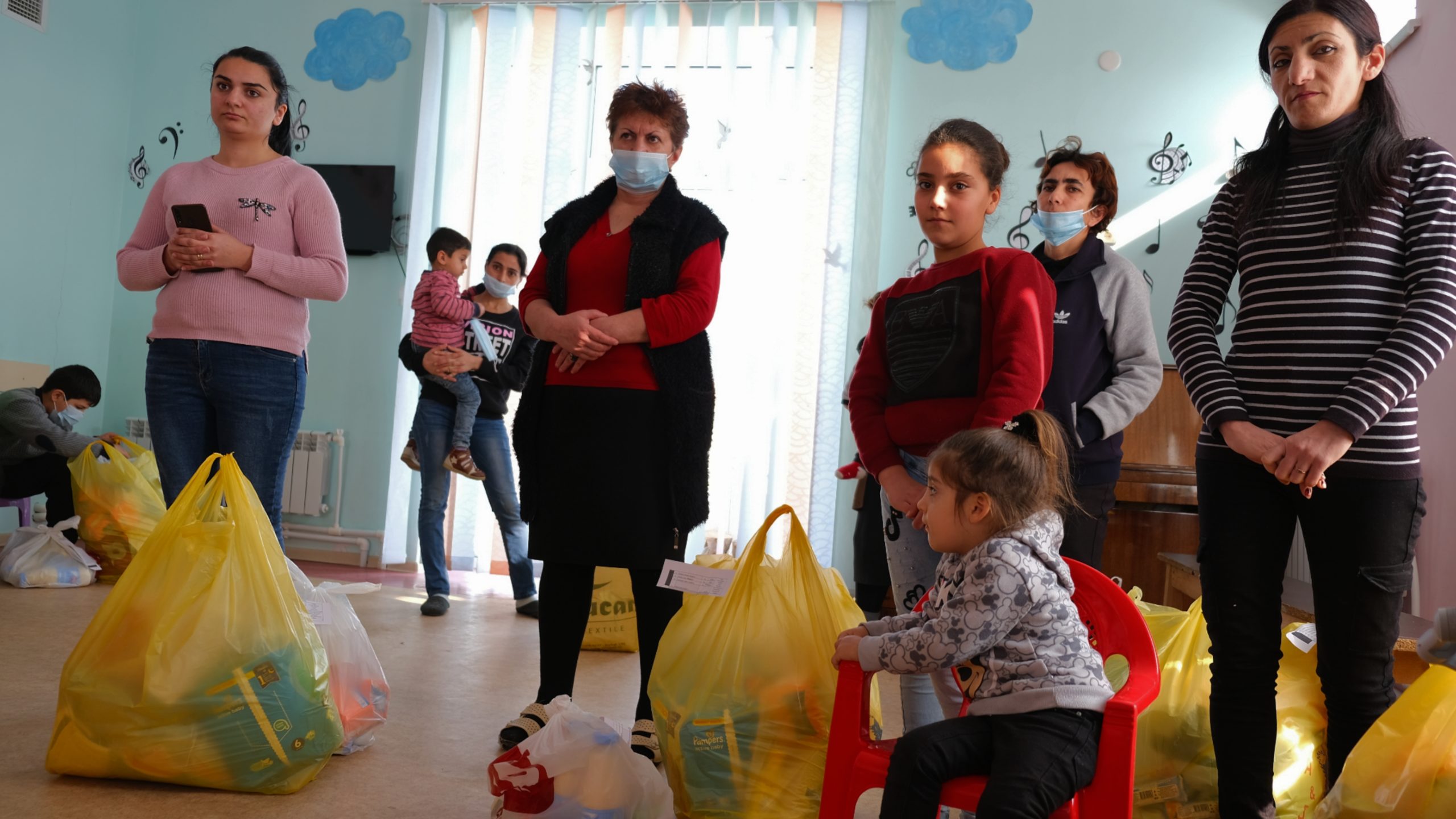 Bəzi fondlar qaçqın ailələrini ərzaq və digər zəruri olan məhsullarla təmin edirlər