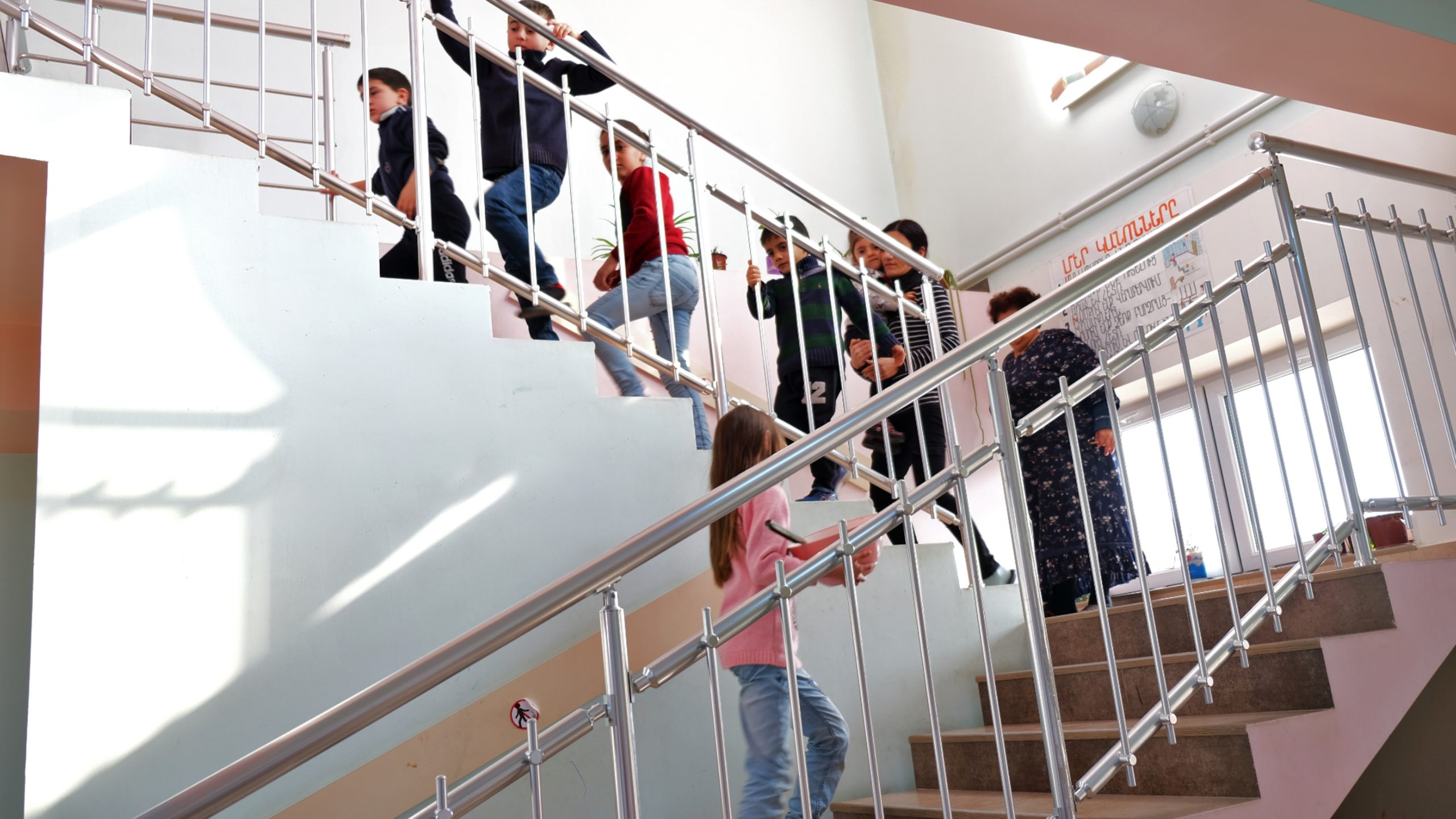 Bəzi fondlar qaçqın ailələrini ərzaq və digər zəruri olan məhsullarla təmin edirlər