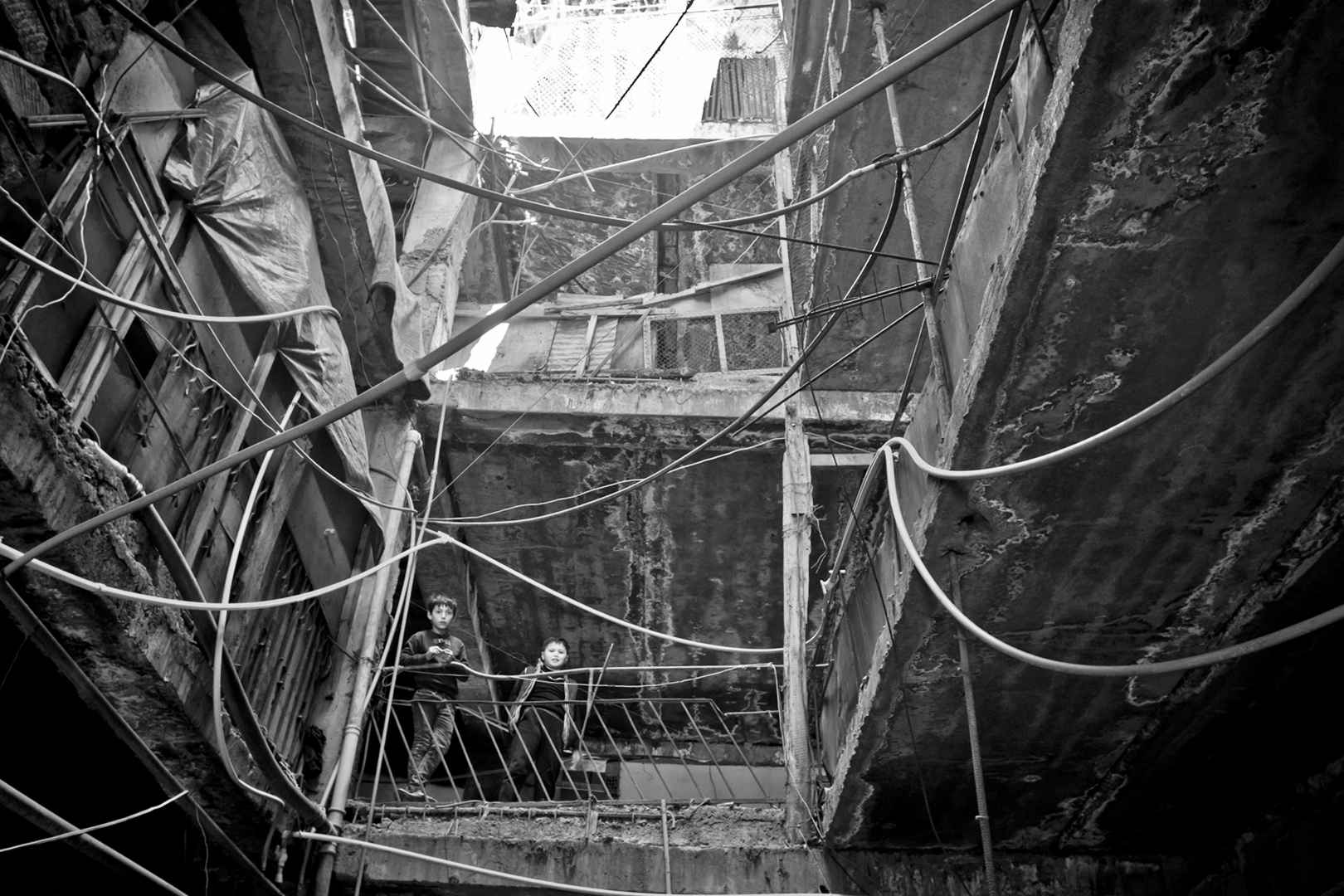 Binanın dam örtüyü olmadığı üçün yağan yağış birbaşa evin içinə tökülür.