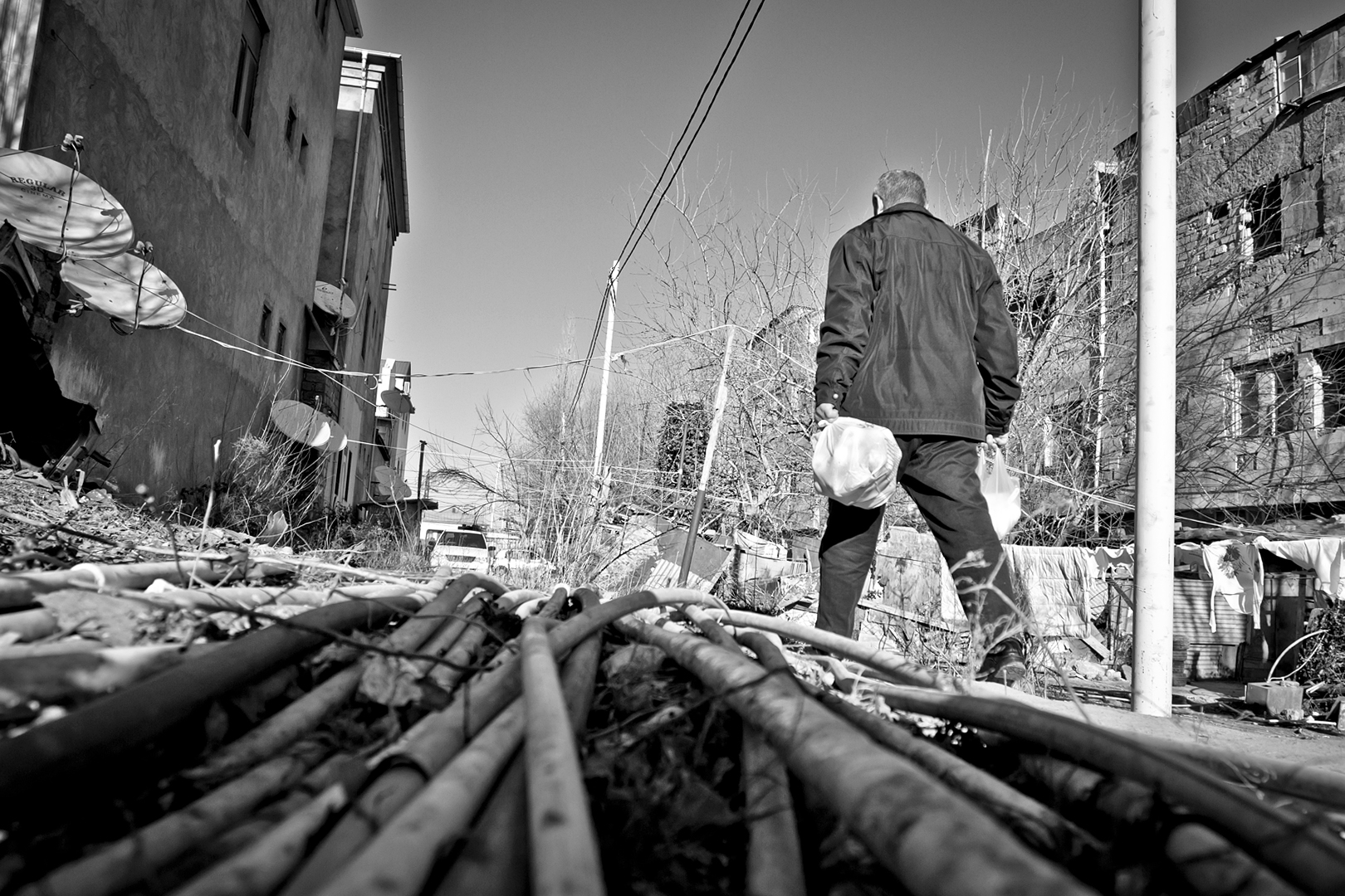 Binaya gələn su xətlərini insanlar öz imkanları daxilində çəkiblər. Kanalizasiya xətti olmadığı üçün məişət tullantıları birbaşa çölə tökülür.