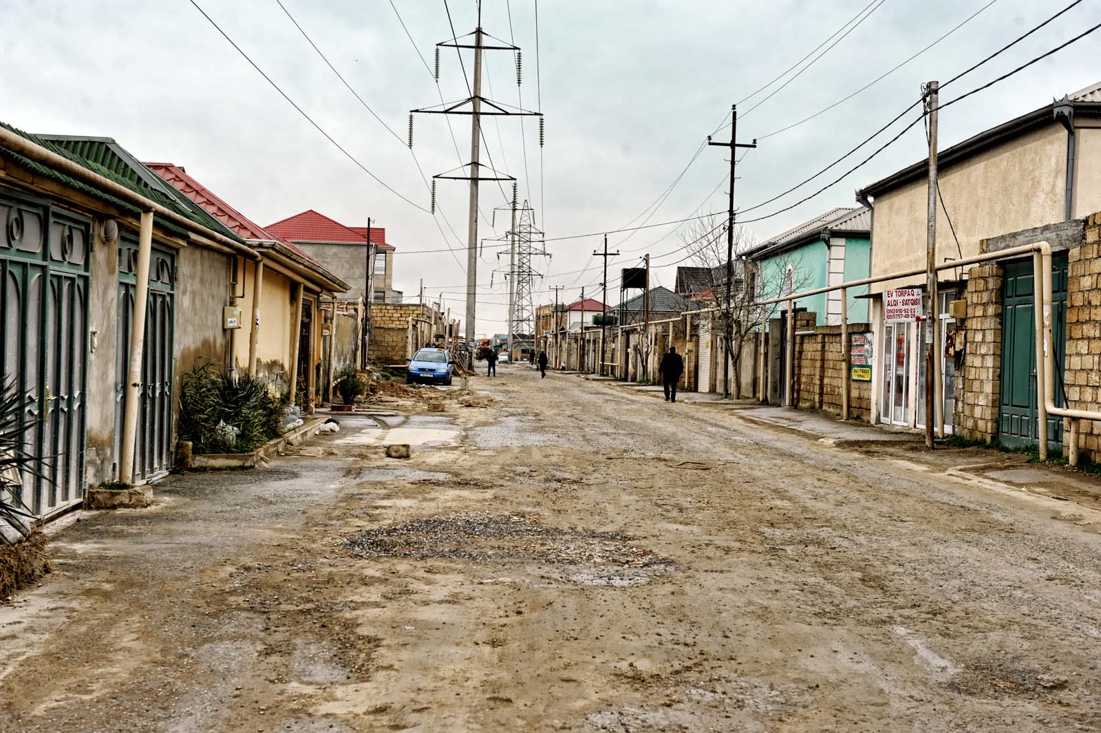 Binəqədidəki bu yamaqlı yollar yağış yağanda keçilməz olur