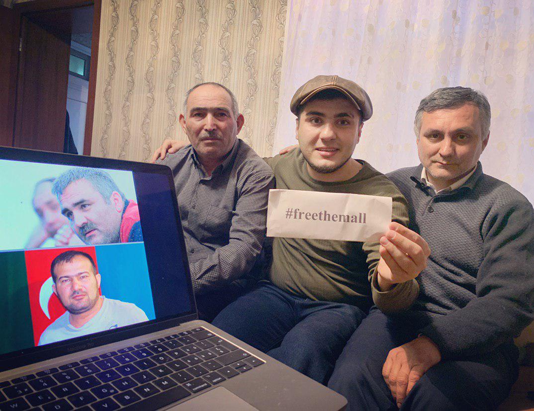 Blogger Mehman Hüseynov #FreeThemAll aksiyası çərçivəsində siyasi məhbus ailələri ilə görüşür