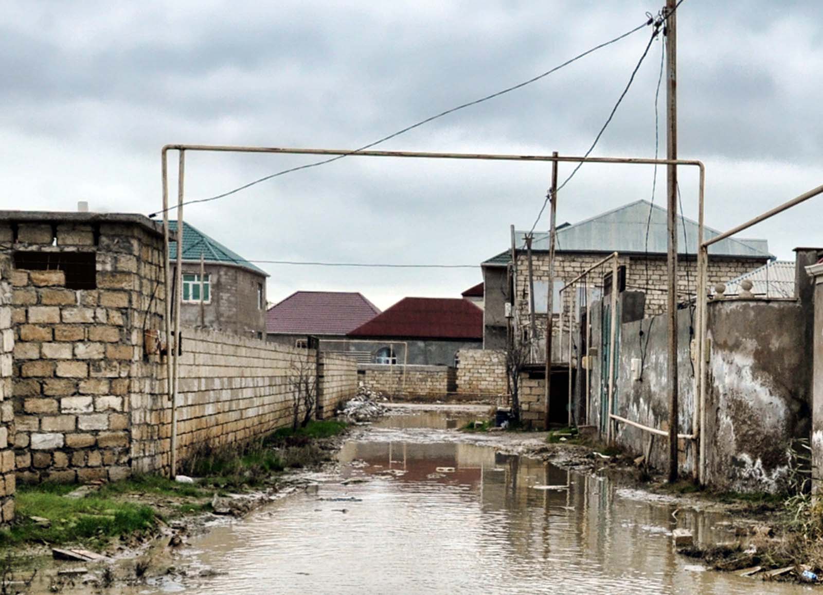 Bu ərazidə yaşayanlar evdən bayıra çıxa bilmirlər