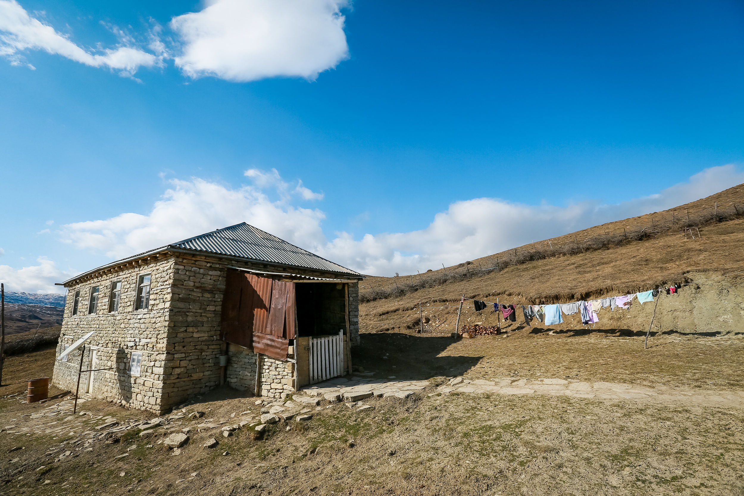 Bu evdə yaşan Sədaqət xanım uzun illərdir xalça toxuyur