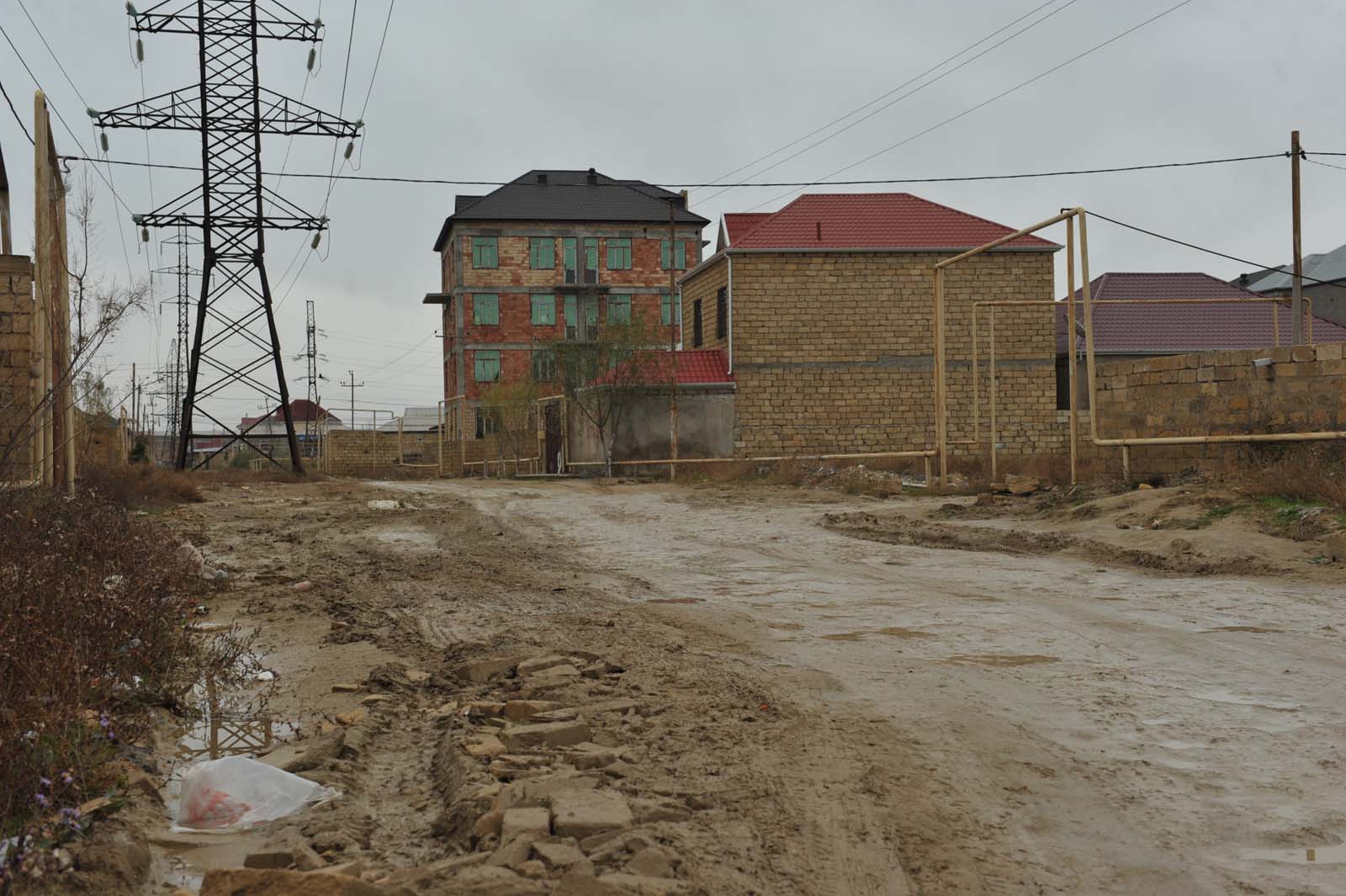 Bu qəsəbənin sakinləri havalar yağmurlu keçəndə yola çıxmaq istəmirlər