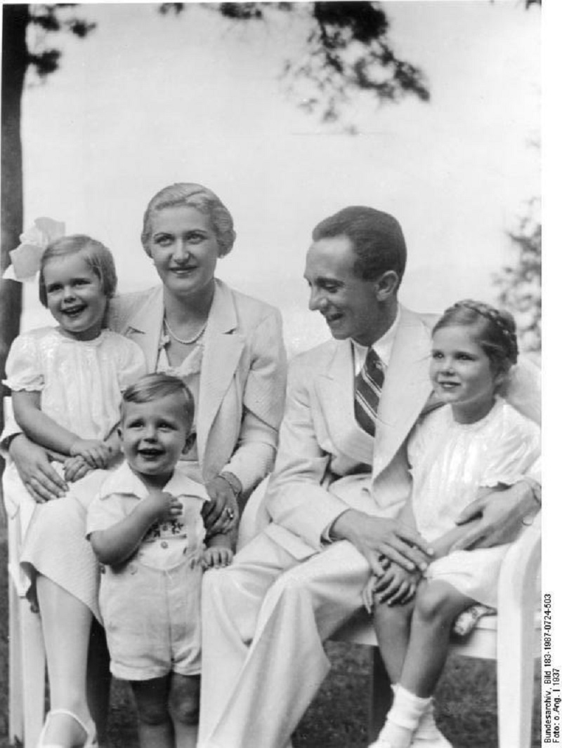 Bundesarchiv_Bild_183-1987-0724-503,_Magda_und_Joseph_Goebbels_mit_ihren_Kindern.jpg