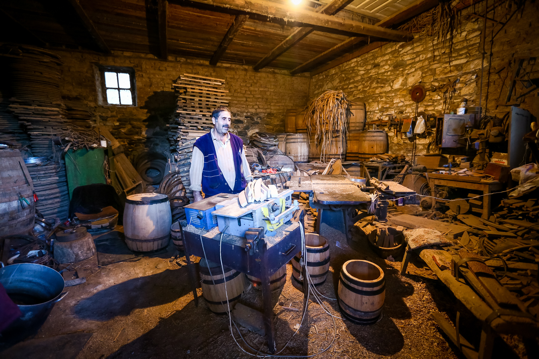 Cahan Cəfərov 35 ilə yaxındır ki, bu emalatxanasında çəllək düzəltməklə məşğuldur