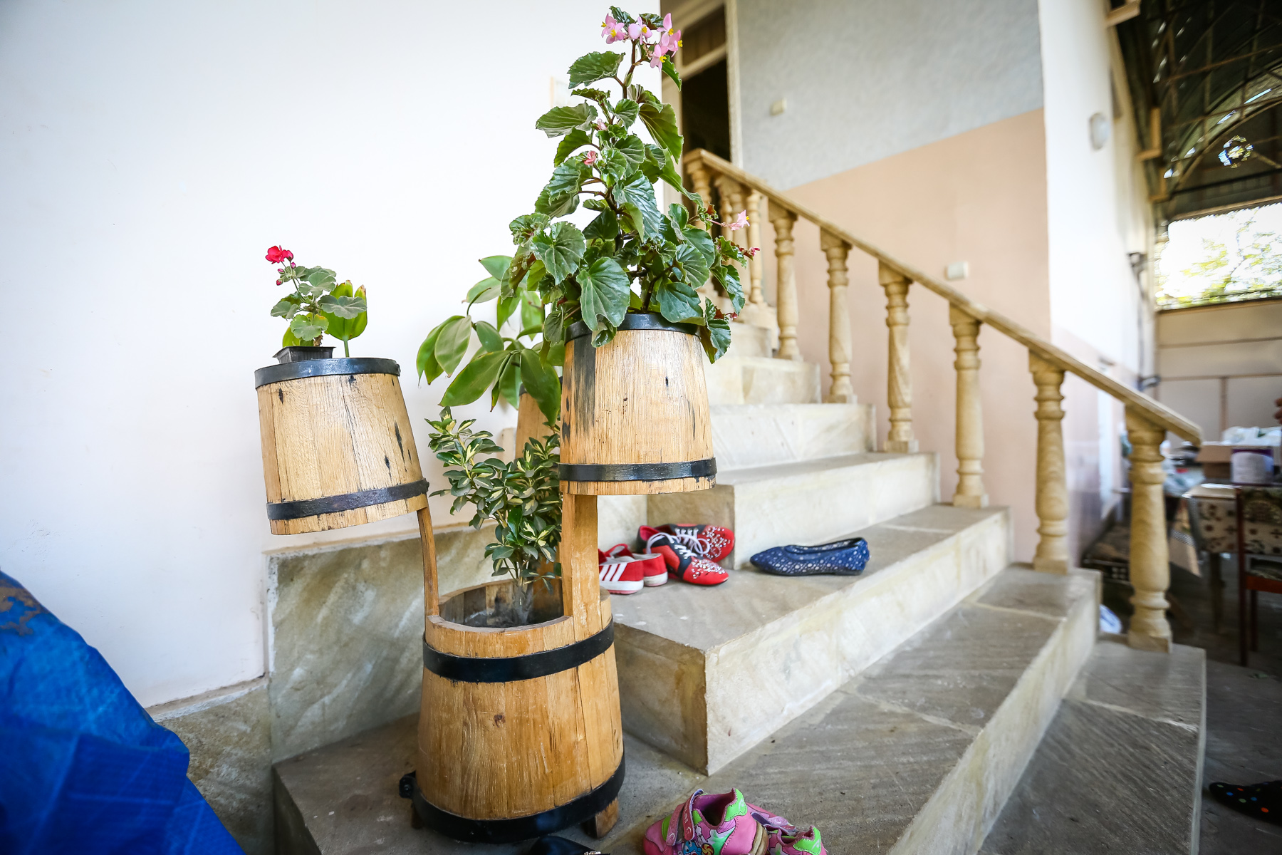 Cahan dayı boş vaxtında çəlləkdən gül qabları da hazırlayır