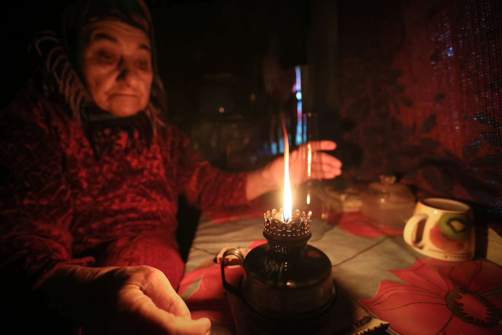 Cahan nənə axşamlar lampa yandırır