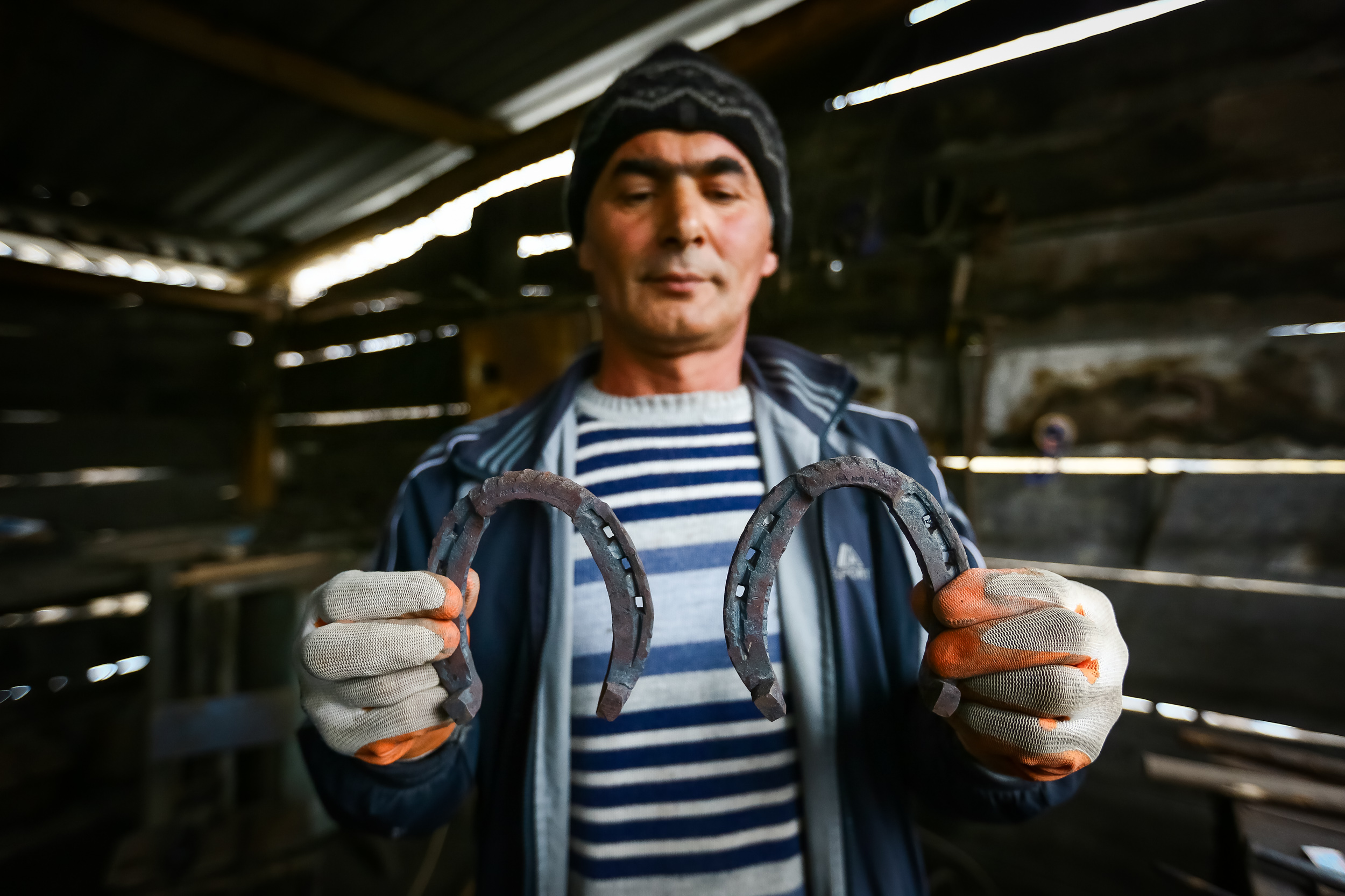 Cavanşir usta deyir ki, qonşu kəndlərdən gəlib ona at nalı sifariş verirlər