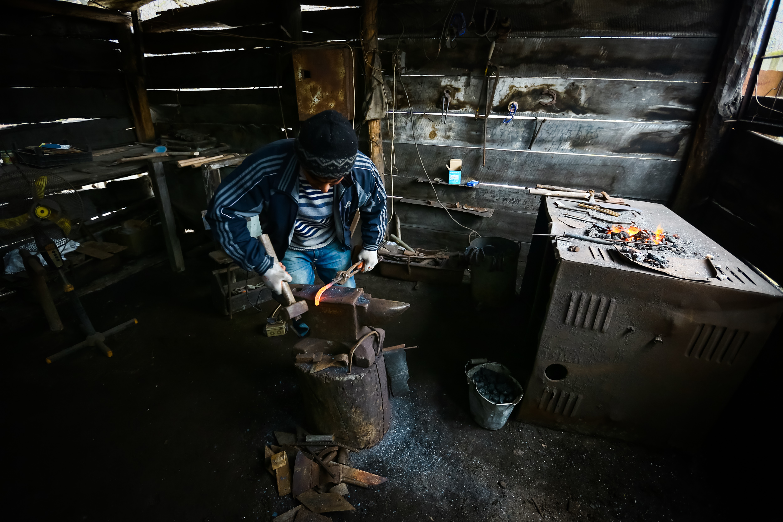 Cavanşir usta günün bir neçə saatını özü üçün hazırladığı iş otağında keçirir