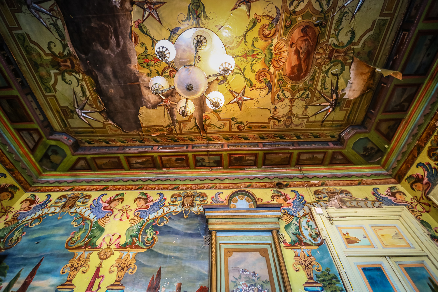 Çəkilməsindən 103 il keçən bəzi rəsmlər artıq məhv olur