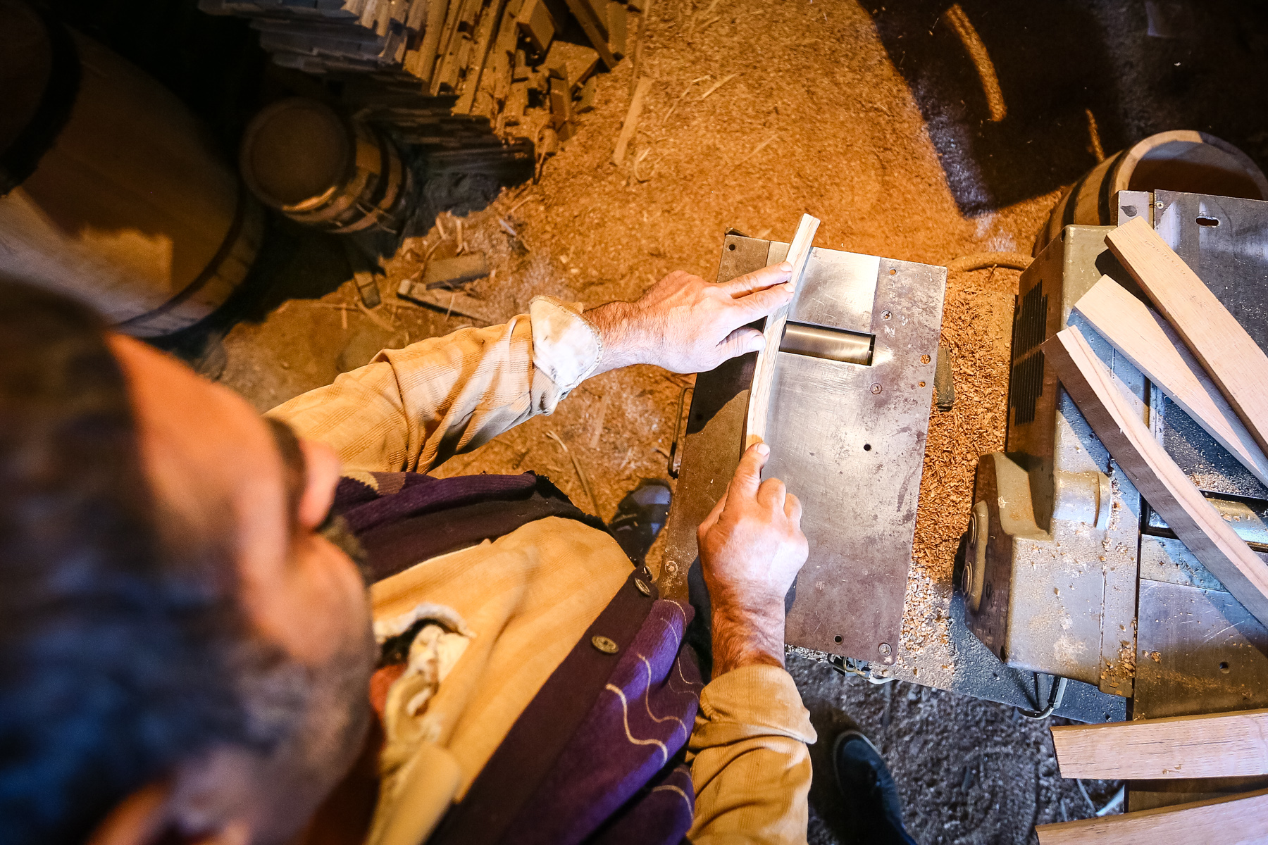 Çəllək üçün ağaclar yonularaq standart bir formaya salınır