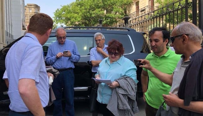 Члены гражданского движения перед зданием МВД