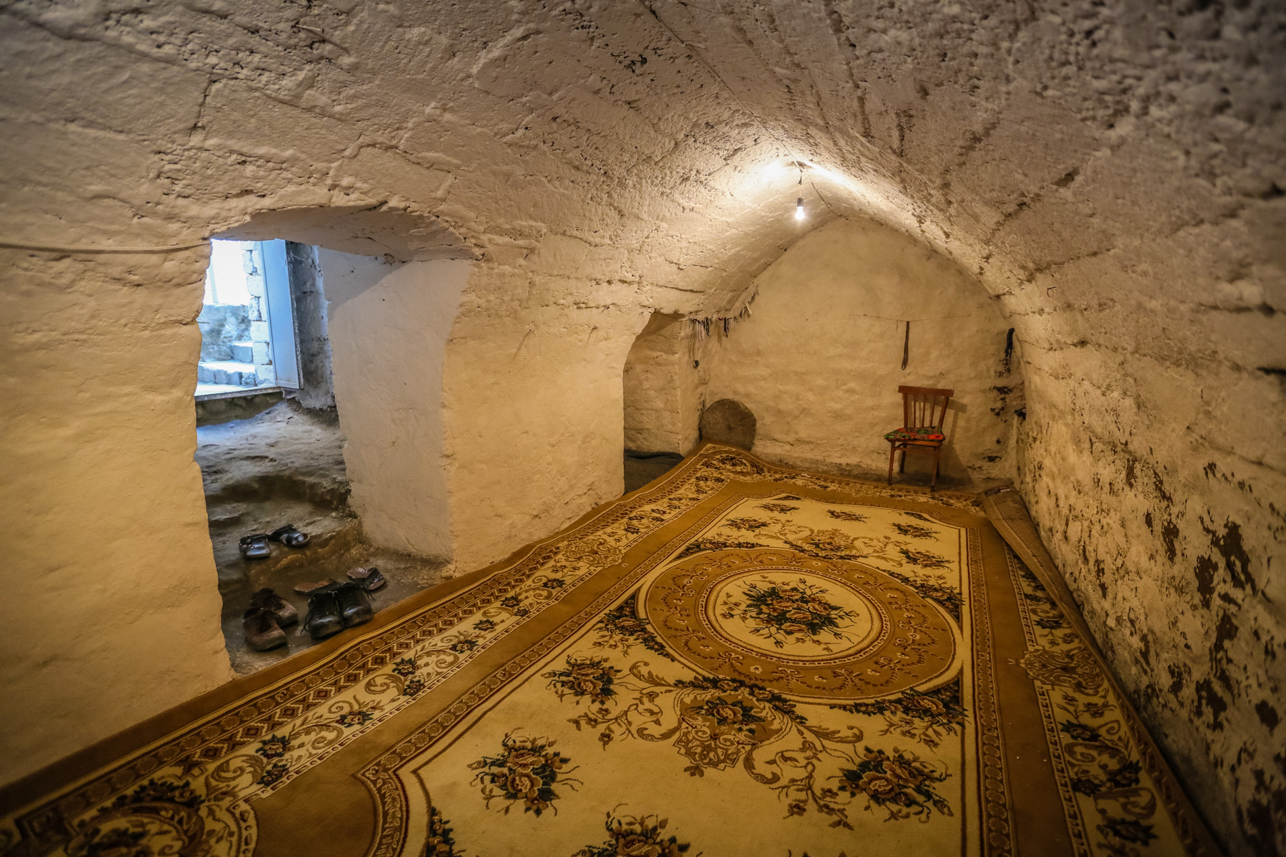 Çıldağın alt mərtəbəsində xüsusi bir otaq var ki, xəstəliyi olanlar bu otağa girib, gecəni burada keçirərək şəfa tapırlar