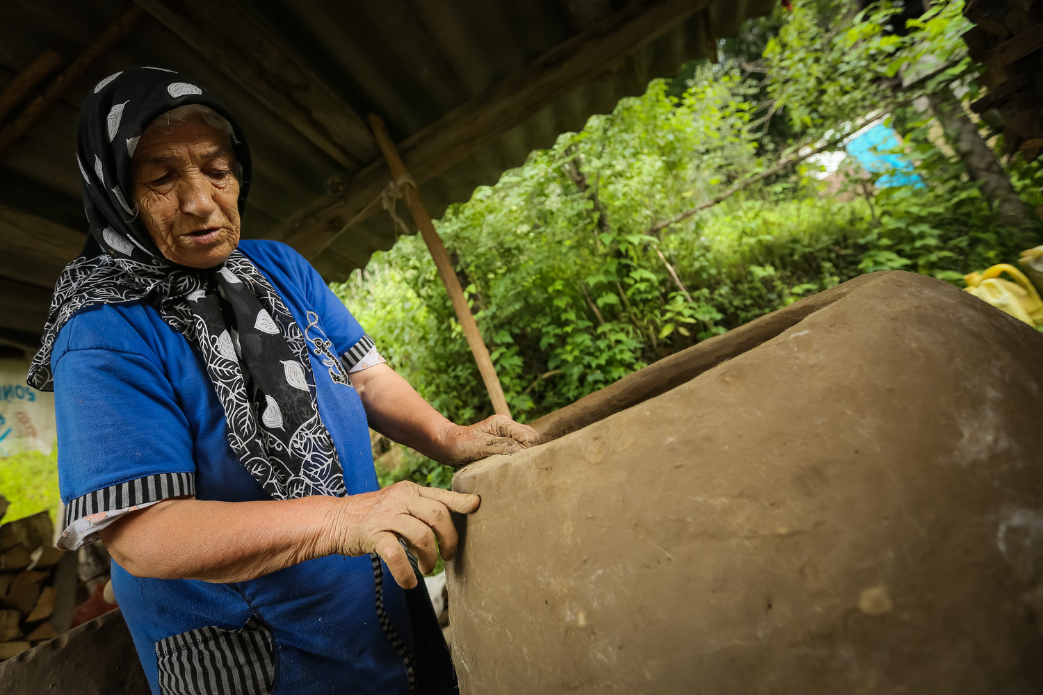 Cosmetic works on the prepared tandoor