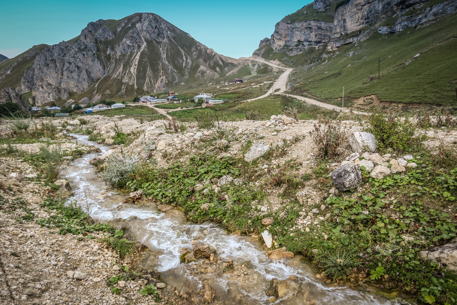 Dağdan axan şəlalənin bir qolu kəndin aralığı ilə davam edir