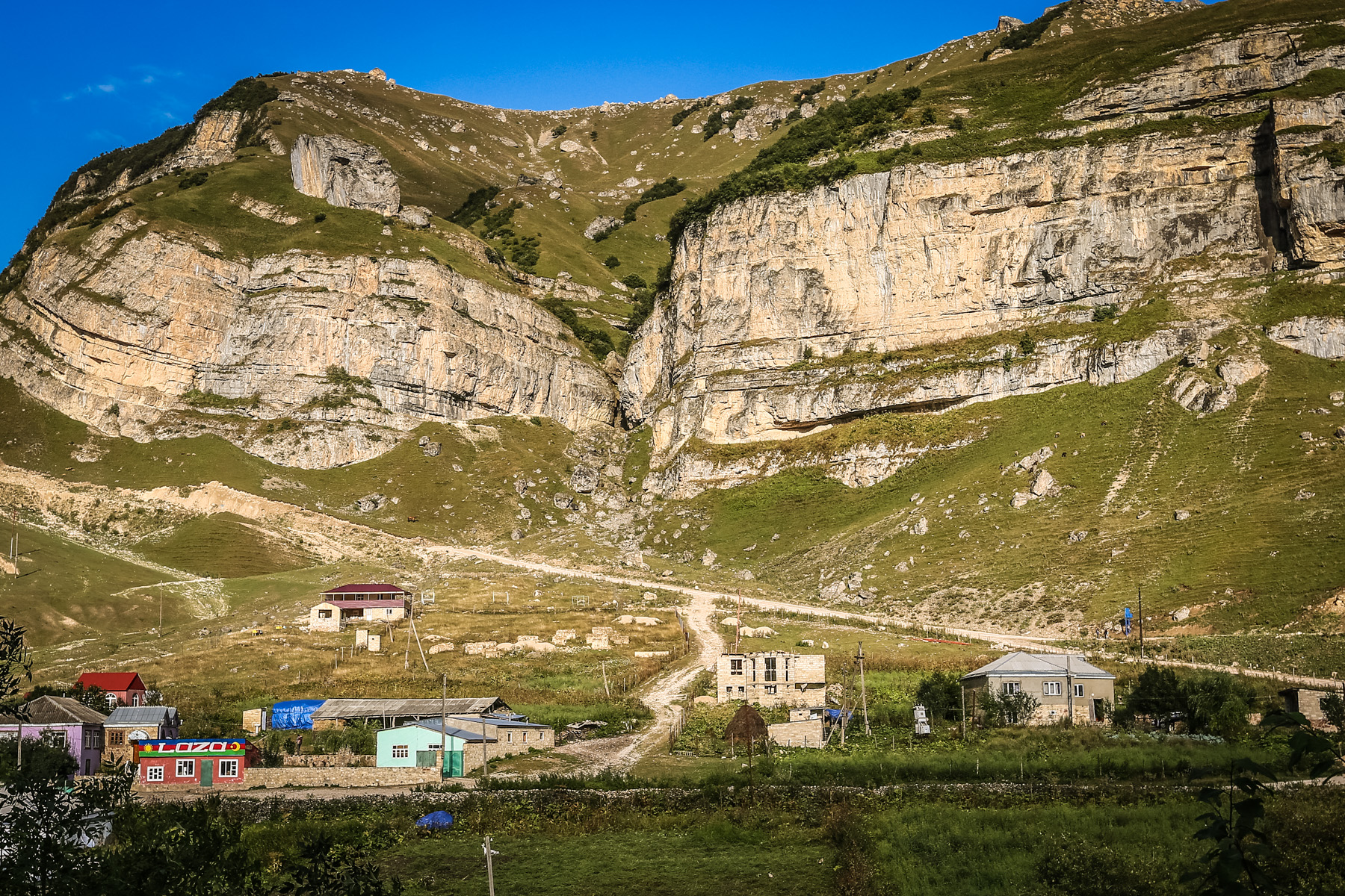 Dağın ətəyində yerləşən kəndin ümumi görünüşü