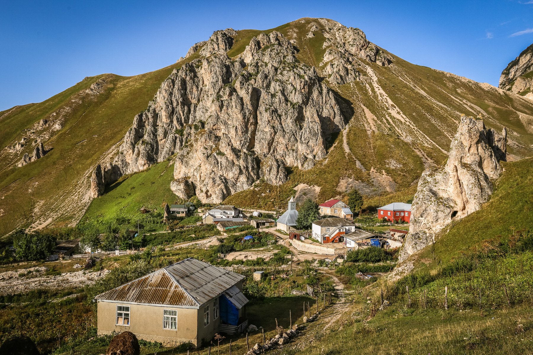 Dağın ətəyində yerləşən kəndin ümumi görünüşü