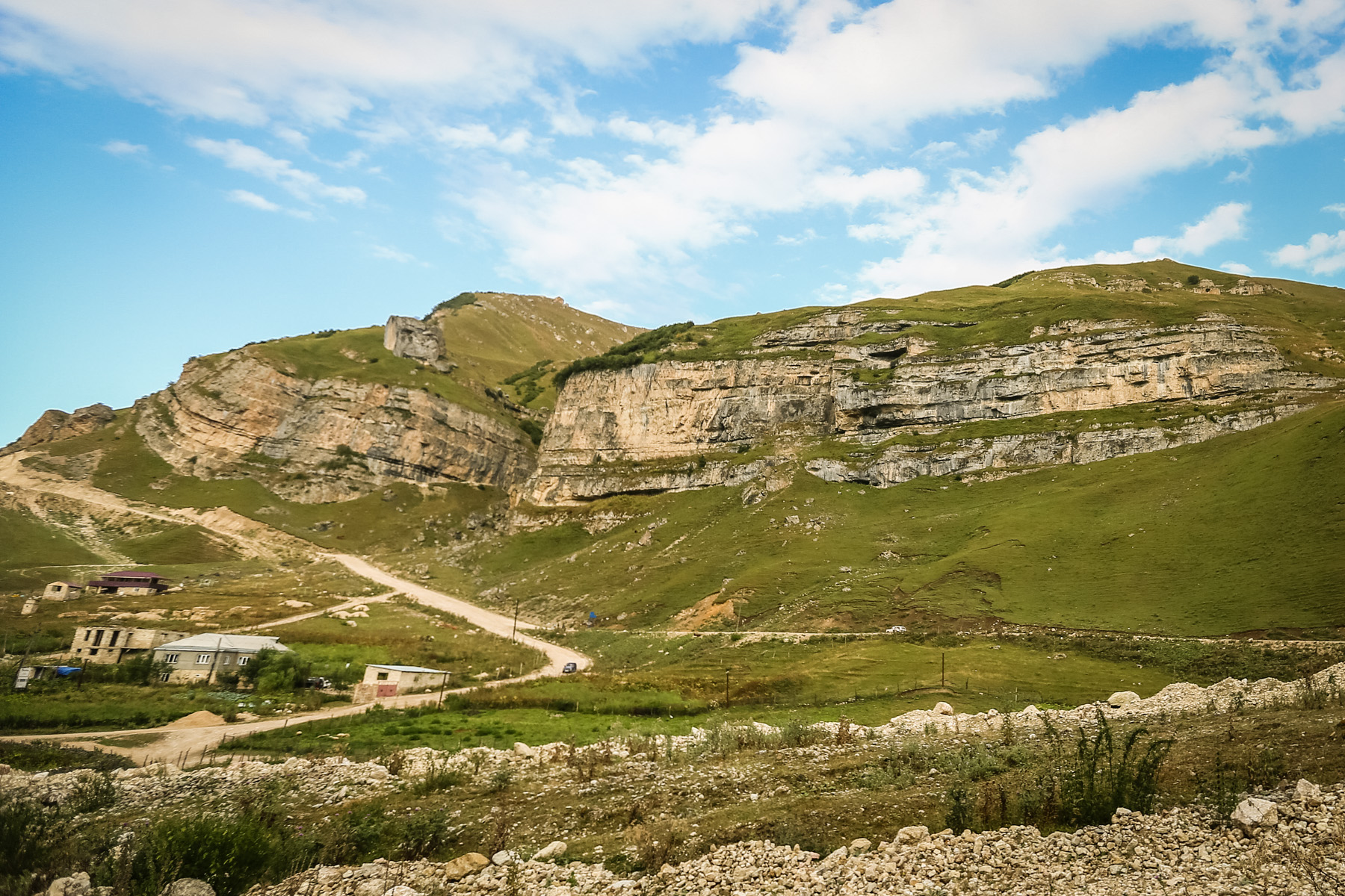 Dağın ətəyində yerləşən kəndin ümumi görünüşü