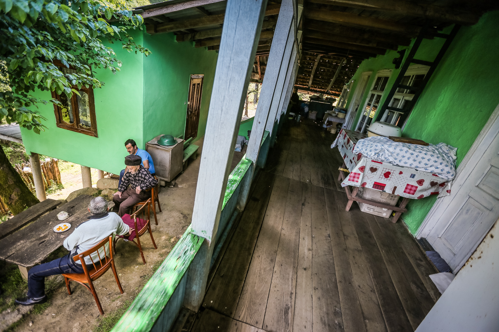 Dağlar qoynundakı evlər