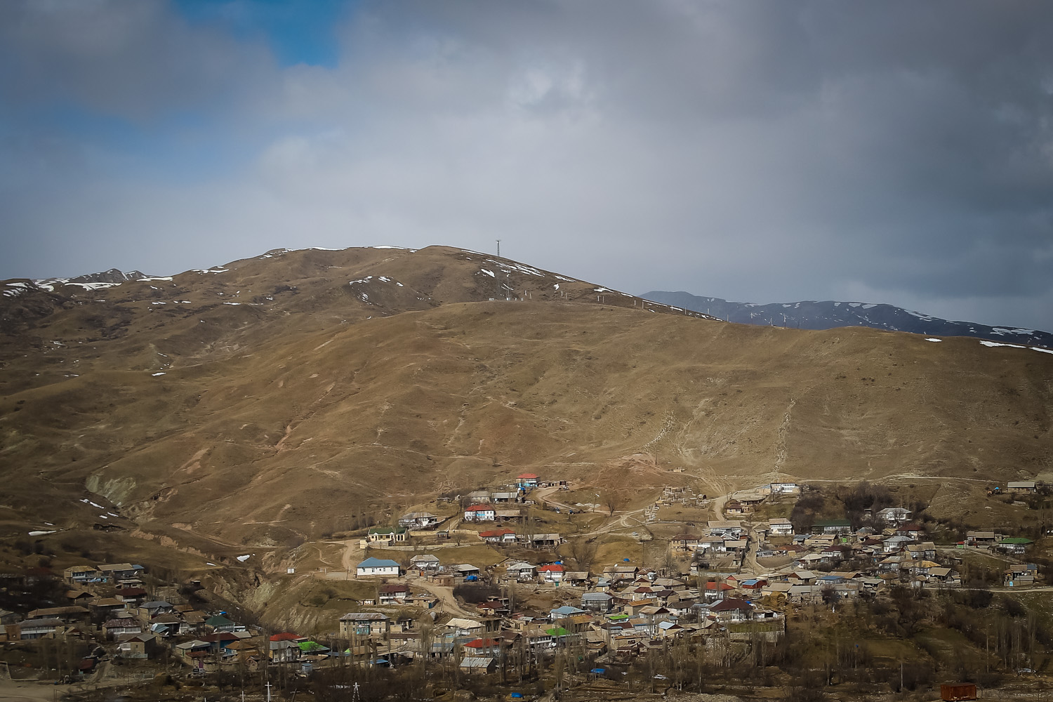 Dağların əhatəsində yerləşən Dəmirçi kəndinin ümumi görünüşü