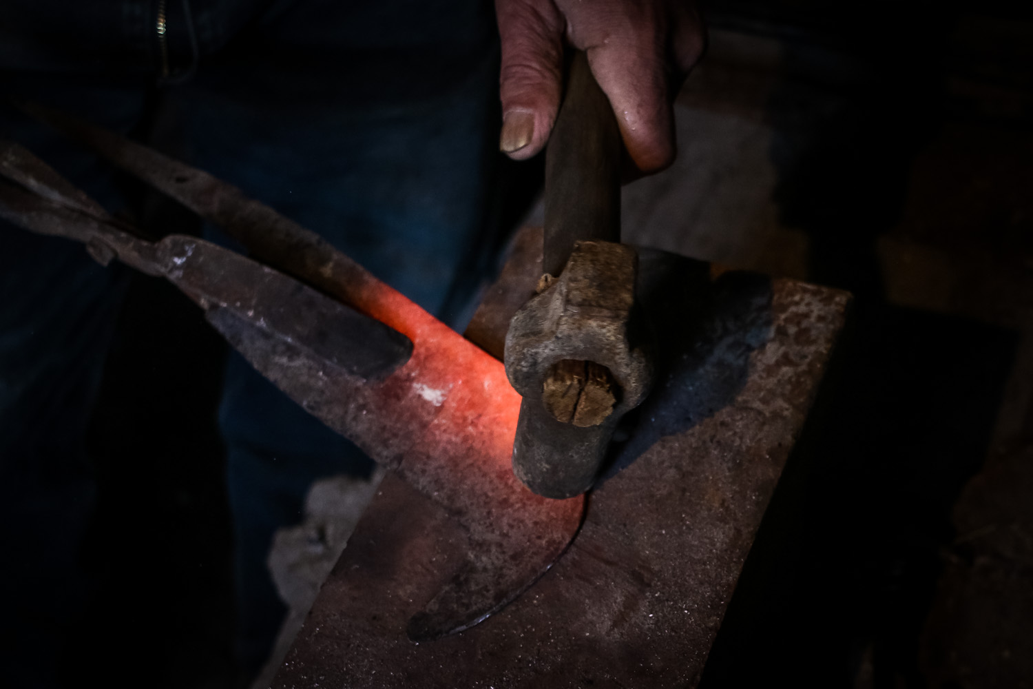 Daha çox yerlilər üçün məişət və təsərrüfat alətləri düzəldən usta bəzən suvenir silah sifarişi də alır